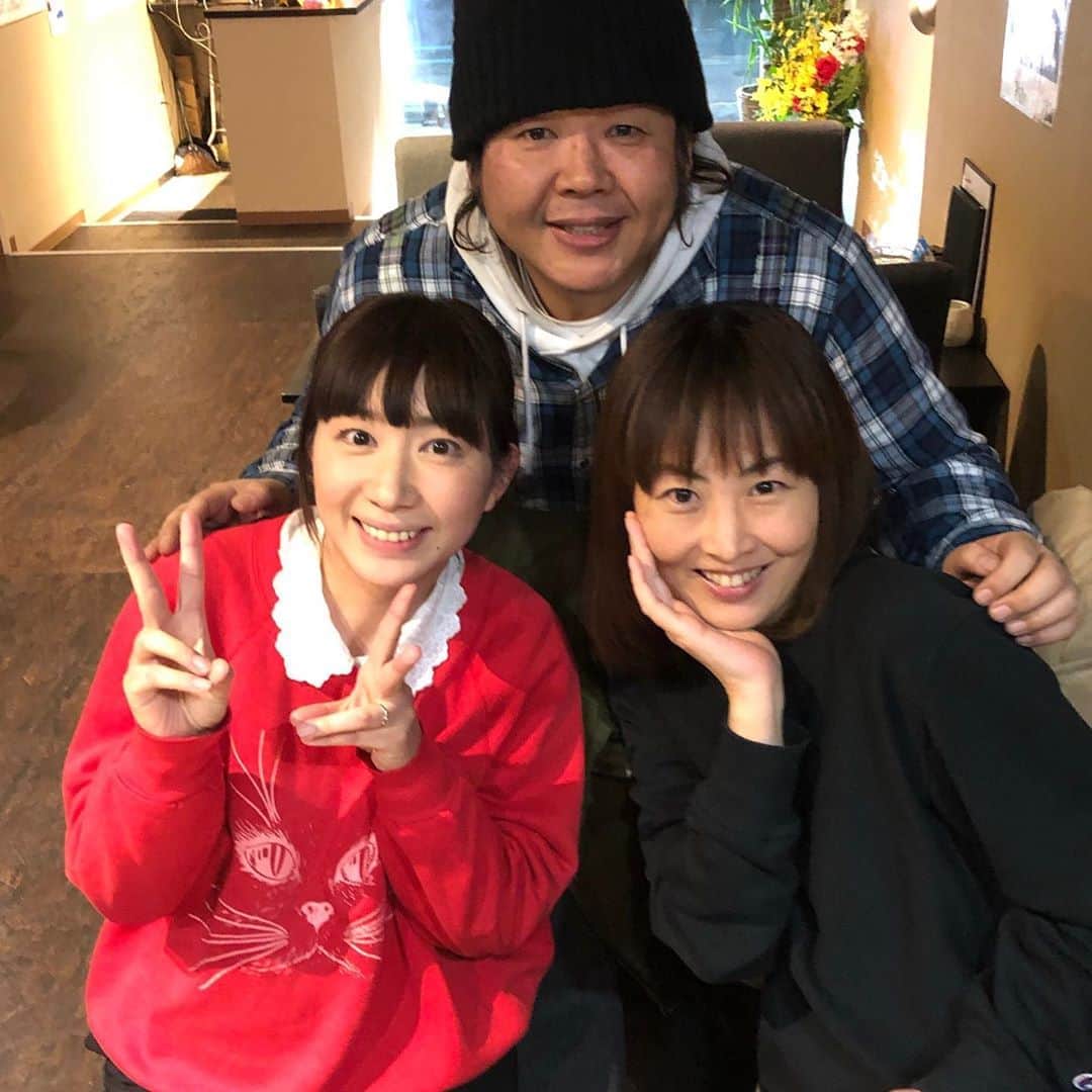小泉エリのインスタグラム：「昨日はタンクさんのお店にごはん食べに行きましたー(^^) 久しぶりめっちゃ食べましたー☆ 大阪に帰ってきたときの楽しみです^_^ 私の学生の頃から全く変わってはらへんタンクさん。 時間経つのが早かったー！ でもお腹いっぱい満足満足！！！ #野菜串焼きタンク #焼肉タンク #子育て #少し休んだよ #元気チャージ #姉妹のママ #三歳 #八ヶ月 #ひな人形  #早く片付けないと #お嫁に行くのが遅くなる #これほんま？」