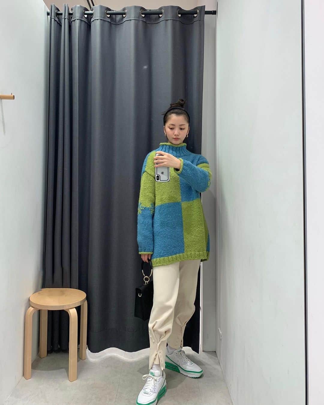 佐藤優津季のインスタグラム：「#rosebowlfleamarket で10㌦だったニット🧃🧃﻿  #ootd  #knit #vintage ﻿ #pants #tan﻿ #タン #sneakers #undefeated #アンディフィーテッド　❎ #nike ﻿ #bag #忘れちゃった😢﻿」