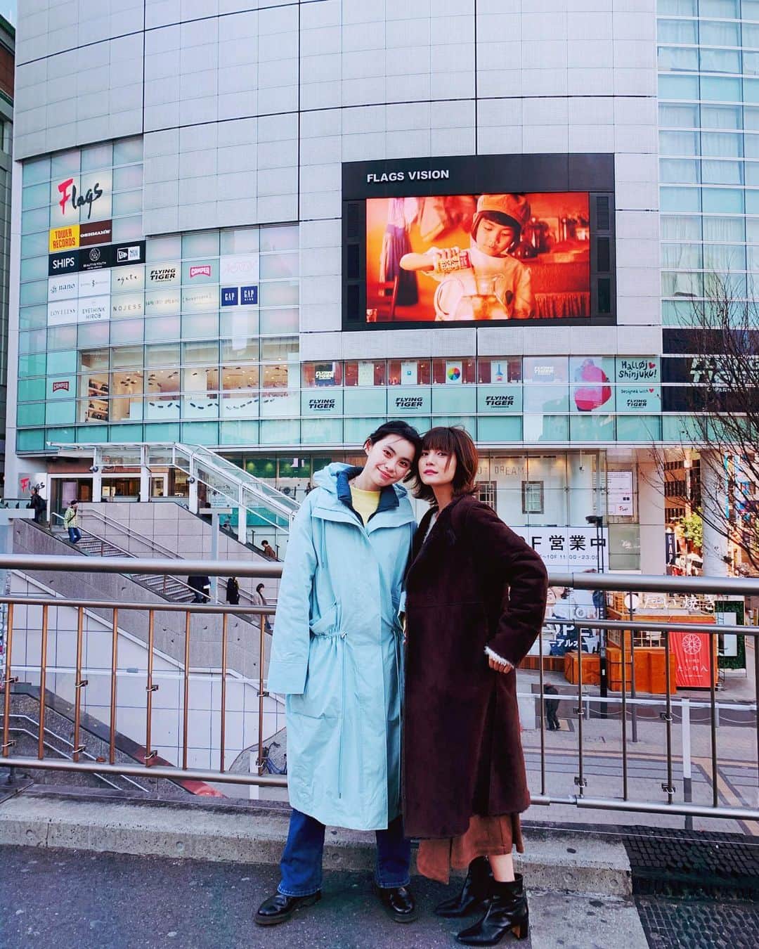 美沙玲奈のインスタグラム：「→ @shinjuku_flags ✨  Flags公式Instagramアカウントの 桜・春休み期間プロモーションのモデルとして 撮影に行ってきました〜🌸 お店の中で写真や動画も撮ってきたので 是非、アカウントをフォローして参加してみてね🐾  #PR #Flags #新宿Flags #新宿 #fashion #accessory #コスメ」