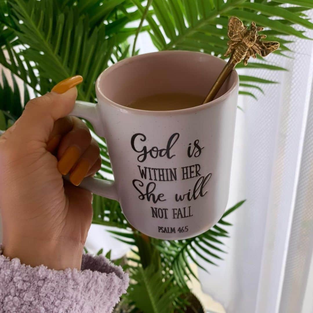 のインスタグラム：「Sharing my favorite scripture from the bible✨ For the world right now💫🌐❤️ Psalm 46:5 , Acts 16:14-15 . 今日は5時半起き。子供達はまだ寝てます🧖‍♀️☕️」