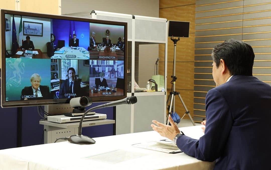 安倍晋三さんのインスタグラム写真 - (安倍晋三Instagram)「#repost @kantei ・・・ G7首脳によるテレビ会議を使った首脳会談終了後の記者の質問に対する#安倍総理 の#メッセージ✍️ . 新型コロナウイルス感染症の世界的な広がりを受けて、先ほどおそらく史上初めてとなるテレビ会議におけるG7サミットを開催いたしました。 先ほどそこで私は、以下2つのことを主に主張したところであります。 まず現下の大変厳しい事態を収束するため、そして世界の人々の不安を和らげるためには、何よりも治療薬を開発することが重要である。そのためにG7が協力をし、そして世界の英知を結集して、治療薬の開発を一気に加速すべきであるということ。 もう一点は、世界経済が非常に大きなマグニチュードで、悪影響を受けるという懸念がある中において、G7で協調をしながら、これに見合うだけの必要かつ十分な経済財政政策を実行していく。G7としてあらゆる手を尽くしていくという力強いメッセージを発出すべきである。 この2点について、申し上げました。 G7の首脳たちから賛同を得て、この内容について首脳声明として発表されることになります。 そしてまた、G7としての協調行動を具体的に行っていく上において、保健大臣会合そして財務大臣会合について、保健大臣間・財務大臣間において、緊密に定期的にやりとりを行っていくということでも一致をしたところであります。 また本日、この首脳間のテレビ会議は大変有意義であったということから、これから時期を見て、必要な時にまたこの会議を行うということでも一致をしたところであります。 そしてオリンピックについては、人類が新型コロナウイルスに打ち勝つ証として、東京オリンピック・パラリンピックを完全な形で実現するということについて、G7の支持を得たところでございます。 このコロナウイルスとの戦い、大変手強い相手ではありますが、G7でしっかりと結束して、国際社会で共に戦っていけば必ず打ち勝つことができる。そういう認識で一致ができたと考えています。 . #新型コロナウイルス感染症 #G7 #G7サミット #g7summit  @shinzoabe」3月17日 6時28分 - shinzoabe