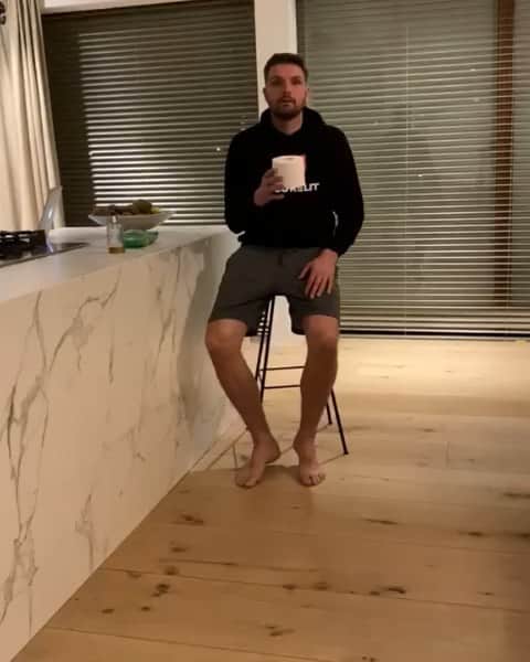ヨス・ホーイフェルトのインスタグラム：「#stayathomechallenge a big thank you to @cristiano for nominating me (again) and @mrmadsb too. I nominate @s_davis_8 my challenge partner, and of course baldeagle @richardchaplow10 and other baldeagle @stevederidder_ .. on a serious note, make fun, make jokes, but do it at home and stay safe. #staysafe #doitforothersifnotforyou ❤」