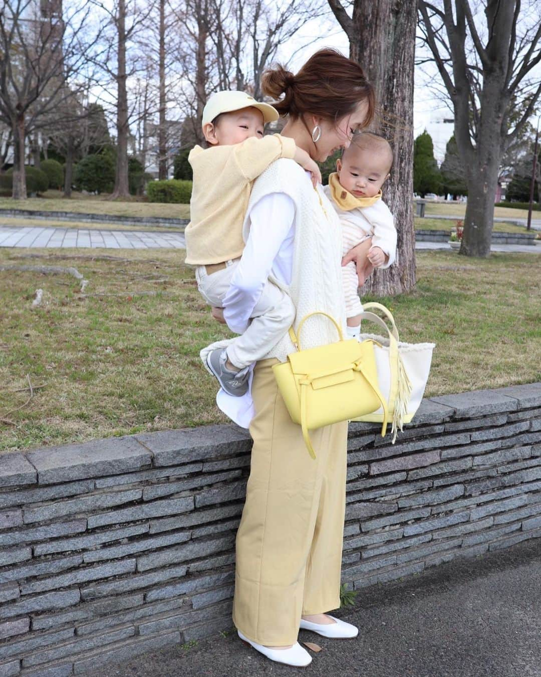 あすかさんのインスタグラム写真 - (あすかInstagram)「ㅤ ㅤ ㅤ ㅤ ㅤ 🍋 ㅤ ㅤ ㅤ  mama  ㅤ tops&shoes： @beautyandyouth_official pt&knit  vest： @lian_____official bag： @celine  @ayako_bag pierce： @m3_h4_ ㅤ ㅤ boy ㅤ tops&pt： @zara cap： @branshes shoes：　@newbalance ㅤ ㅤ baby ㅤ tops：　@wooumilk pt： @zara ㅤ ㅤ ㅤ ㅤ  #coordinate#locari#mamagirl#celine#oldceline#zara#zarakids#unitedarrows#ayakobag#今日の服#コーディネート#カジュアル#シンプル#プチプラコーデ#春コーデ#春服コーデ#イエローカラー#2歳#生後5ヶ月#男の子ママ#ママコーデ#ママファッション#アラサーコーデ#着回しコーデ#2歳差育児#兄弟ママ#親子コーデ#親子リンクコーデ  ㅤ ㅤ  ㅤ ㅤ」3月17日 7時21分 - ask_____10