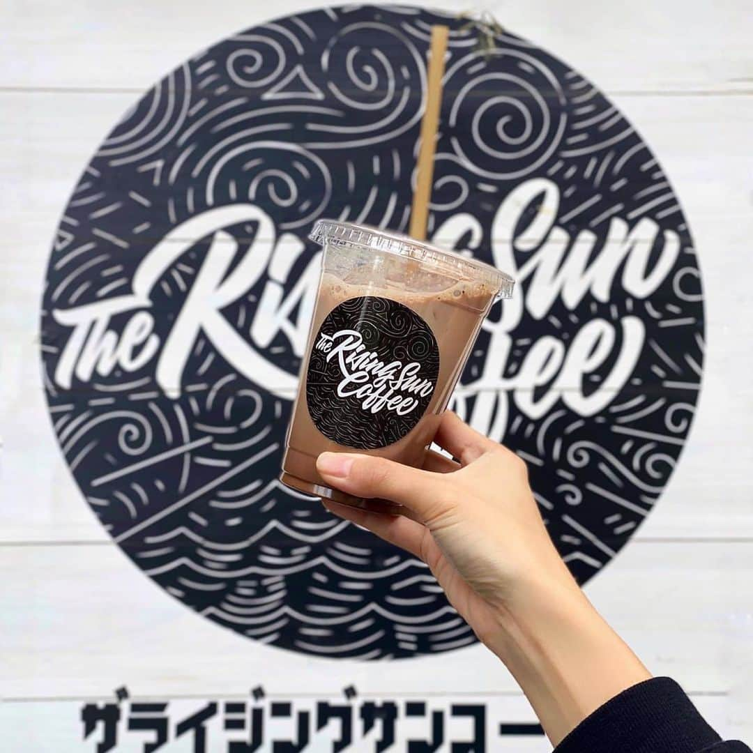 坂口憲二（THE RISING SUN COFFEE）さんのインスタグラム写真 - (坂口憲二（THE RISING SUN COFFEE）Instagram)「◆GOOD MORNING COFFEE‼︎◆ .  THANKS AS ALWAYS . .  #repost @urarae via @PhotoAroundApp .  いま1番お気に入りのコーヒー🥤﻿ ﻿ 毎回美味しくつくってくれてありがとう。﻿ ﻿ 言っても毎回エスプレッソ少なめだけどw﻿ ﻿ ﻿ therisingsuncoffeeにラテを飲みに行くことが、﻿至福+癒しの時間です🍃﻿ ﻿ ﻿ ﻿ ﻿ ﻿ ﻿ ﻿ ---------------------------------------------﻿ #TRSC#therisingsuncoffee#tokyocafe#instacoffee#igcoffee#coffelovers#shinjuku#cafes#café#coffeegram#coffeeholic#カフェ巡り#カフェ好き#おススメ#카페스타그램☕️#ラテ#カフェ#카페투어☕️ #카페그램#東京カフェ巡り#新宿カフェ#コーヒースタンド#新宿カフェ巡り#カフェタイム#カフェ活#カフェラテ#カフェ時間#至福の時間#カフェモカ」3月17日 7時30分 - therisingsuncoffee