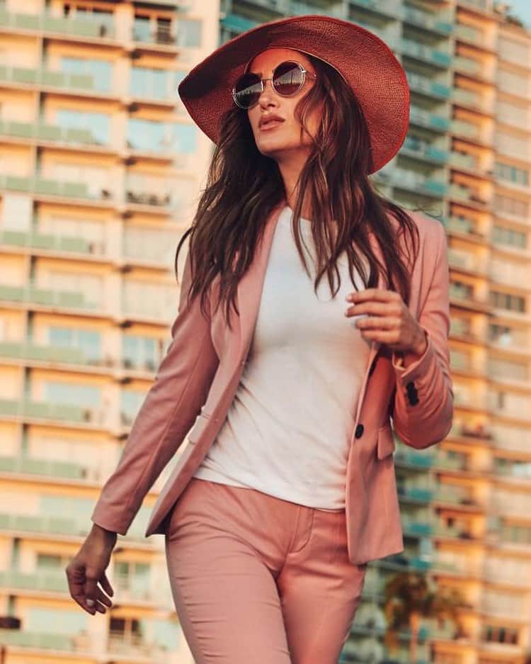 ドナ・フェルドマンのインスタグラム：「Angelenos could really use some of this warm #hawaii weather right about now! Sending everyone love, light, and prayers for good health 🙏🏽#advertising #springfashion  @mikemeyerphotography @panci @taminavonribaupierre @makeupbymariahmelanie #ootd #honolulu #islandstvle #instafashion」