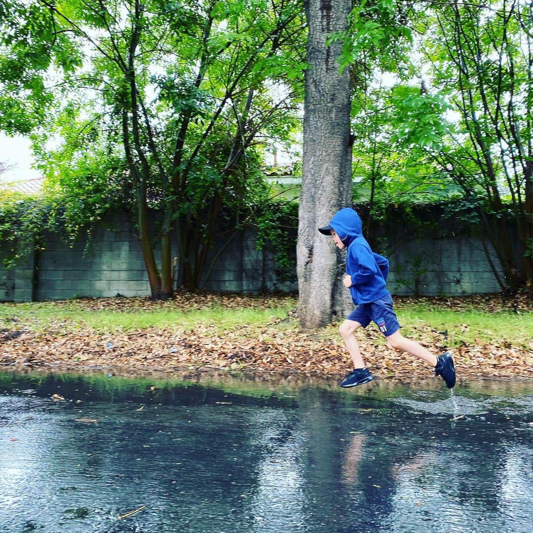 のインスタグラム：「After much homeschooling, this goober’s batteries were still running on full charge... so what do you do? Run 1.5 miles in puddles 🌧 . Após um dia de escola em casa a bateria deste miúdo ainda estava cheia... o que é que fizemos? Corremos 2.5km nas poças 🌧 . #running #runningintherain #puddles #cub #son #mama #timeoff #corona #soaking #smiling #happy #familytime #nature #soakitallin」