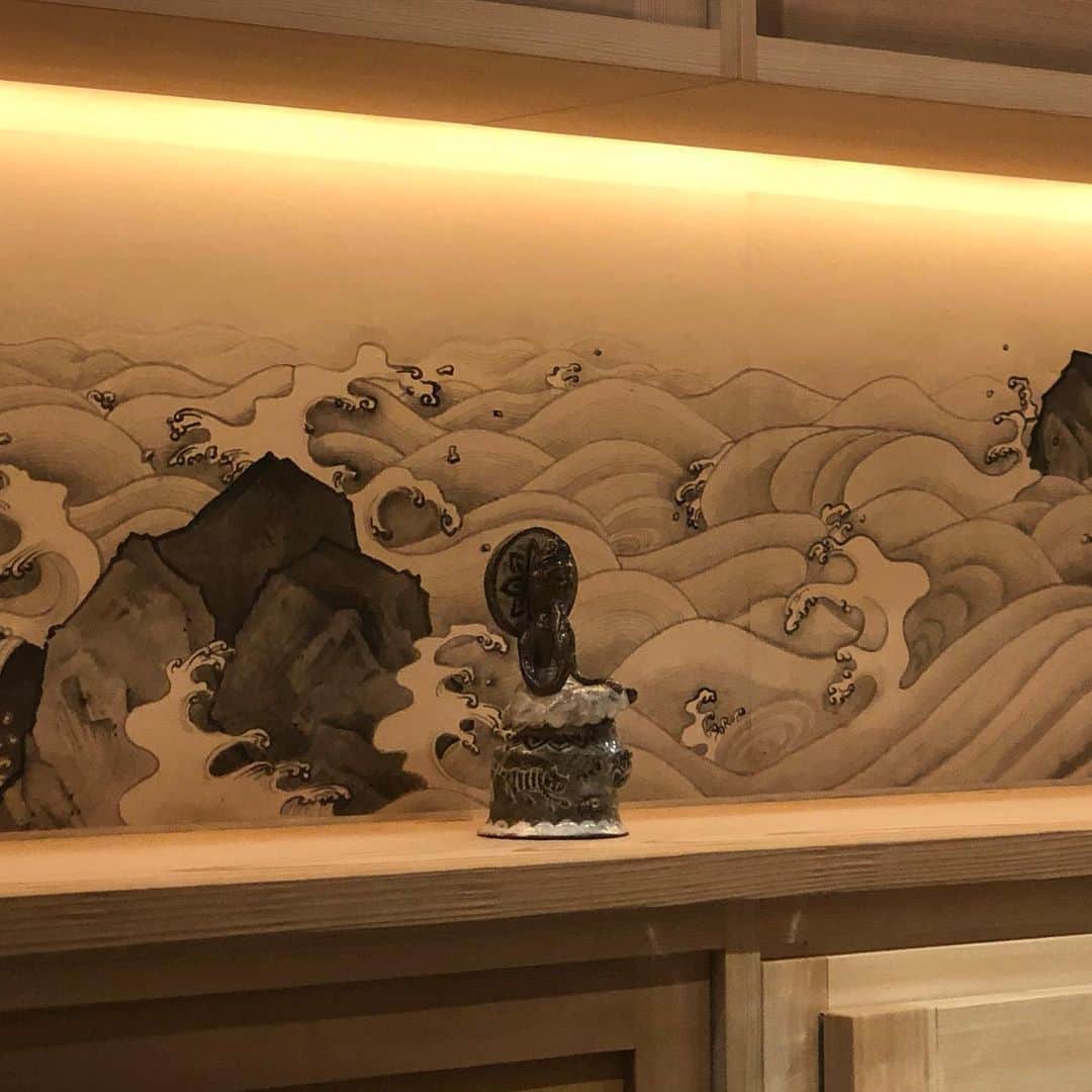 宇佐美進典のインスタグラム：「神楽坂の石かわグループが出した鮨屋『波濤』に行ってきました。まずはつまみから。　#神楽坂　#波濤　#鮨」
