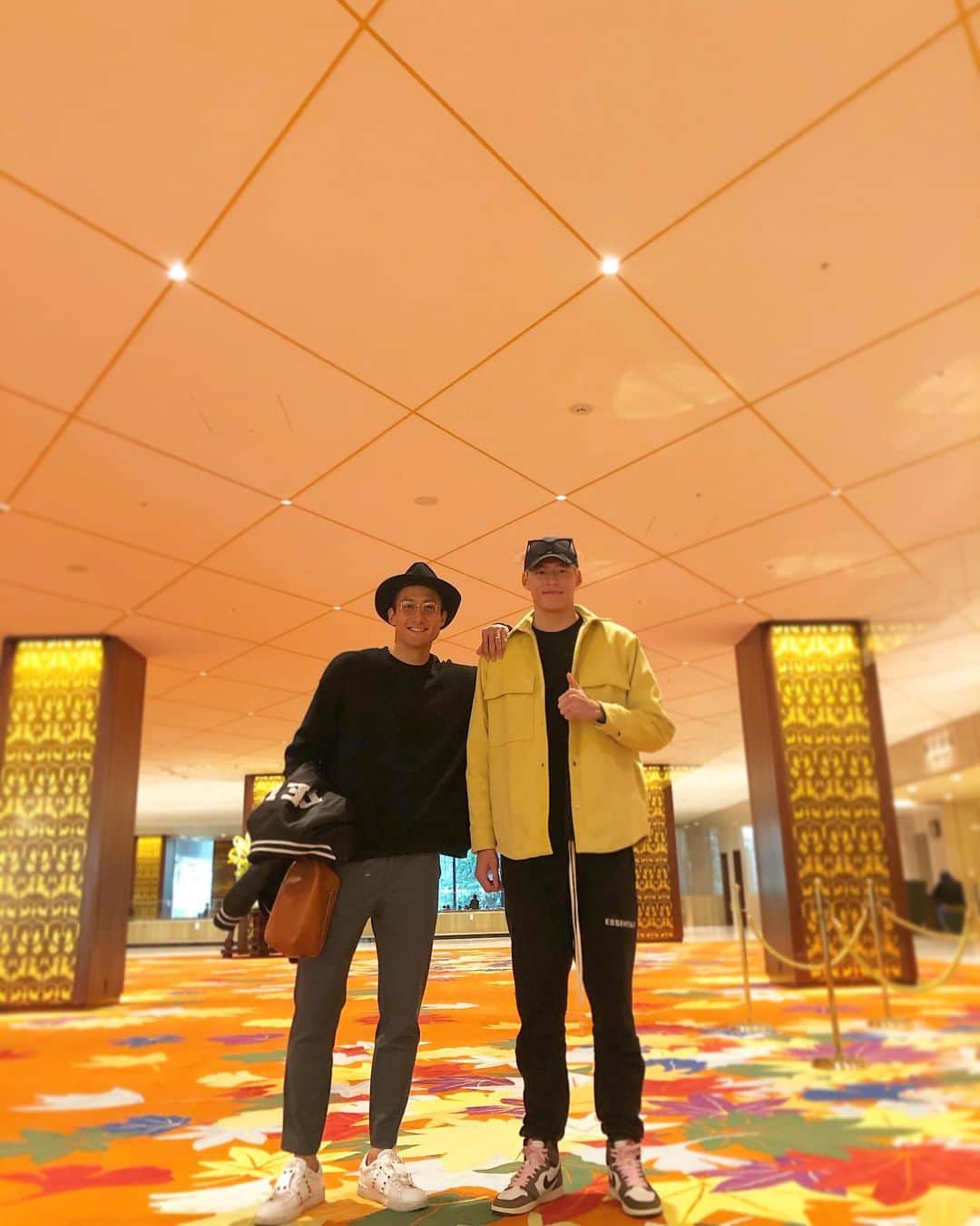 都倉賢のインスタグラム：「今日は今まであまり聞くことのできなかったソンユンの過去、未来、現在の話を聞く事が出来て嬉しかったよ！﻿ ﻿ ソンユンは高校3年生でセレッソと契約した。全然試合に出れないままコンサドーレに来た。﻿ ﻿ 最初の思い出はゴールキックが2回に1回サイドラインをわって、5回に1っ回は地面蹴ってボールがゴロになっていた事かな…笑﻿ ﻿ そこから時間とともにキックが上手くなったわけではなくて、毎日の練習終わりに何回も何回もキックの練習をしてフィードの能力が上がったね。﻿ ﻿ そこから考えられないくらいの努力をして韓国代表になった。﻿ ﻿ あの時、誰が韓国代表になると思っただろうか？！﻿ ﻿ 何が言いたいかと言うと未来を見通す事なんで誰も出来ない。﻿ ﻿ だからこそ、現状を把握して、課題に取り組み今にフォーカスし続けることしが出来ない。﻿ ﻿ そうやっているうちに振り返ってみると、その点と点が繋がってくるんだと思う。﻿ ﻿ ソンユンにとってこの今の状況が将来振り返ってみた時に変え替えのない時間とないっている事を心から祈ってるよ！﻿ ﻿ まずは焦らず、リラックスして、自分のペースで！﻿ ﻿ 弟よ、またゆっくりしたくなったら大阪おいでね。  #返り咲きカウントダウン」