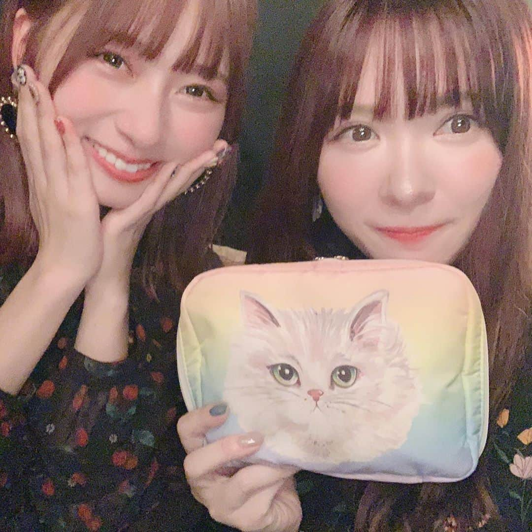 ななこさんのインスタグラム写真 - (ななこInstagram)「みきぽんさんとご飯に行ってきました😭😭🥺😢😢😢😢😇🥳🥳🥳😭😭🤤🤤🤤🥺🥺🤍🤍🤍 たぶん文章書きすぎてこのままではコメント欄まで私が全て埋めつくしてしまいそう みきぽんさんは私がメイク楽しいいい！インフルエンサーになりたいって思うきっかけを作ってくださった一生憧れの方なんです😭（一生言ってる）  高二のわたし！！公園でみきぽんさんの真似して動画とってた私よ！！！（まさかの発掘したからスクショ載せるね）（画質やばい）ご飯に行ってしまった！！！！おもいだしただけでなみだ  ふぉーさんにそっくりなねっこのポルジョのトラベルポーチをスタイルブックおめでとうございますってプレゼントさせて頂きました🤍🤍そしてお揃いで買ってしまいました🤤えへへ そしてなんと2周年をみきぽんさんにお祝いして頂きました😭！！！嬉しすぎてびっくりしました、、池できるくらい号泣しました😭！！ 沢山お話して夢みたいな時間でした😭😭😭！！！、！ もう幸せすぎて何書けばいいかわからないです！！！ 美味しいご飯ごちそうさまでした🥰🥰 ありがとうございましたあああ🥺🥺🐼🐼🐼🐨🐨🦥」3月16日 23時04分 - _nana._.com_