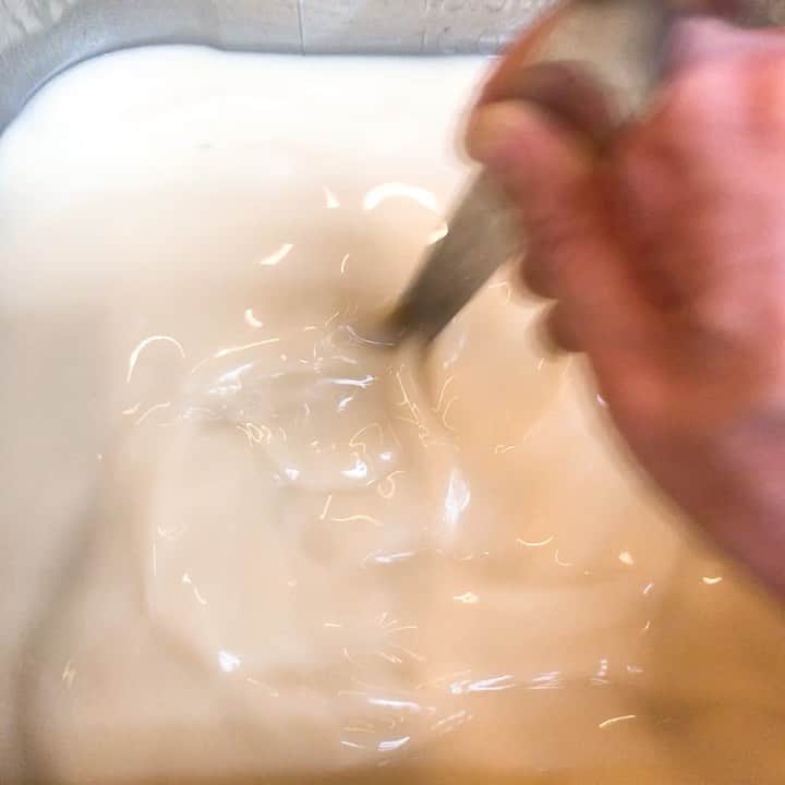 無化調ラーメン「ゆきふじ」のインスタグラム：「今日の鶏白湯は最高の出来ですね。 まずは粗めの越し網で。 続いて目の細かい越し網で越すことで、不純物を取り除き、滑らかな口当たりに仕上がっています。  当店の鶏白湯は醤油味ですので、普段提供しているスープはそれほど白くはありません。 『カルボナーラ』と『エッグベネディクト』に関しては塩で味付けしています。  明日のカレーは、こちらのスープでお作りします。  前回とカレー自体は同じ2種盛りですが、何か違いがあるかも⁇  #鶏白湯カレー#チキンカレー #スパイスカレー #カレー好きな人と繋がりたい #カレー好きと繋がりたい #カレースタグラム #カレー部 #カレーライス🍛 #カレースタグラム #カレー中毒 #スパイス」