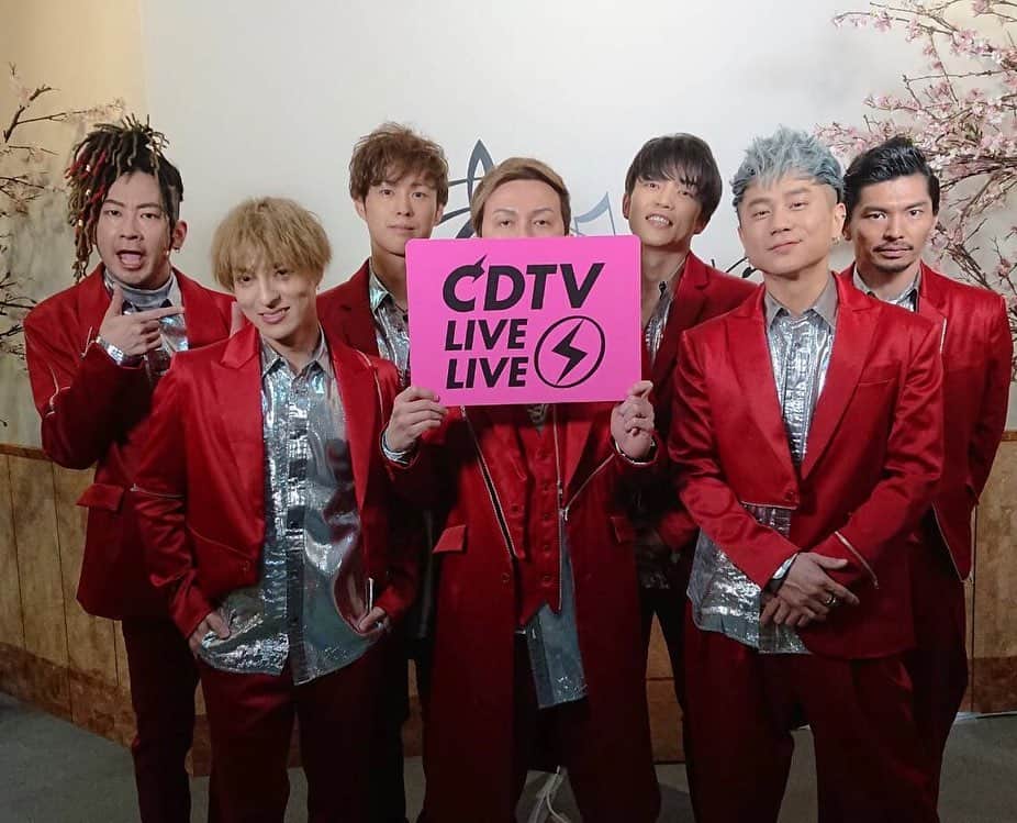 のインスタグラム：「CDTV終了🌈 皆さんご覧頂きありがとうございました😊  僕は音楽やダンスは人を笑顔や幸せにする力があると信じています。  卒業する皆さんや、今頑張っている皆さんに少しでも僕らのエンターテイメントが届いてくれたらなと思います。 これからもよろしくお願いします！  #DAPUMP #CDTV #TBS #つり革ダンス #heartonfire」