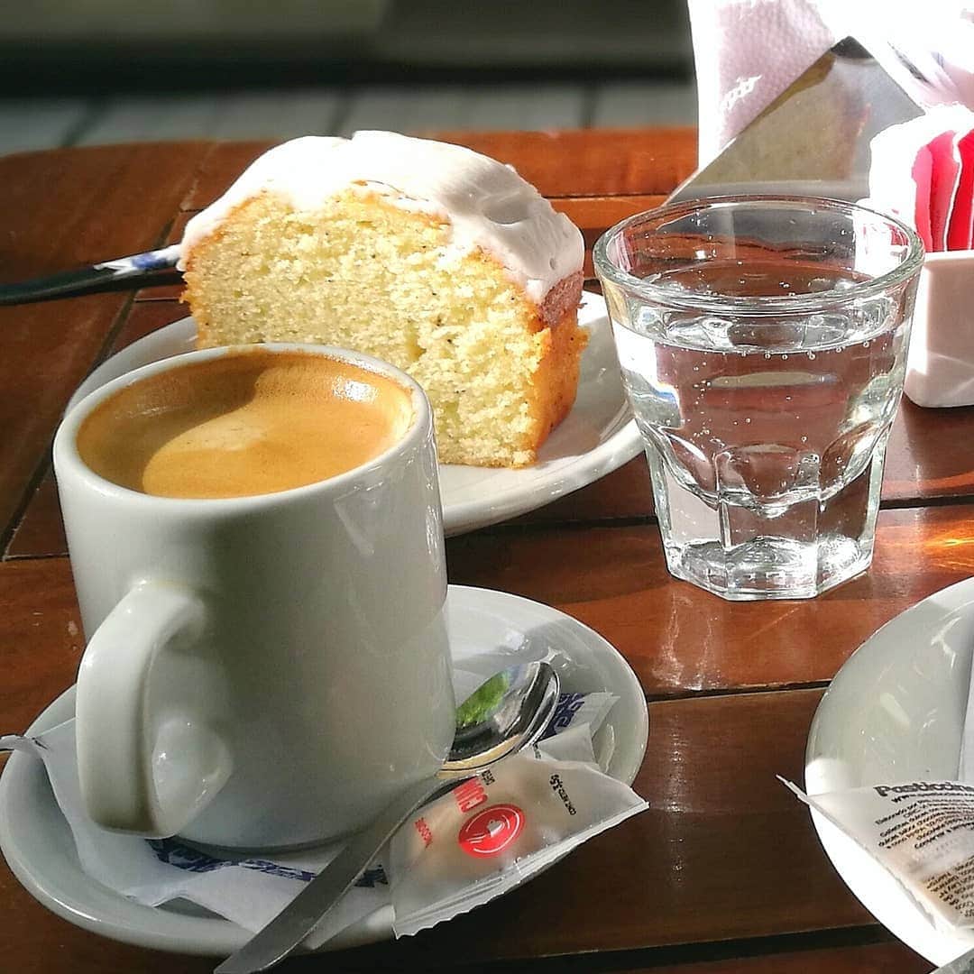 眞仲里奈さんのインスタグラム写真 - (眞仲里奈Instagram)「カフェでの朝ごはんにもサブマリーノ🍫🥛 . 完成されたものが出てくるのではなく、 ホットミルクにチョコレートバー付いてくるので、 自分でチョコを溶かします🥄  あぁ朝のテラスでのカフェが恋しい🤤☕ . 左から レモンのパウンドケーキ(ブディンと言う) エスプレッソダブル サブマリーノ(ホットチョコレート) トルティータとハムとチーズ  #ホットチョコレート #サブマリーノ」3月16日 23時13分 - rina.manaka