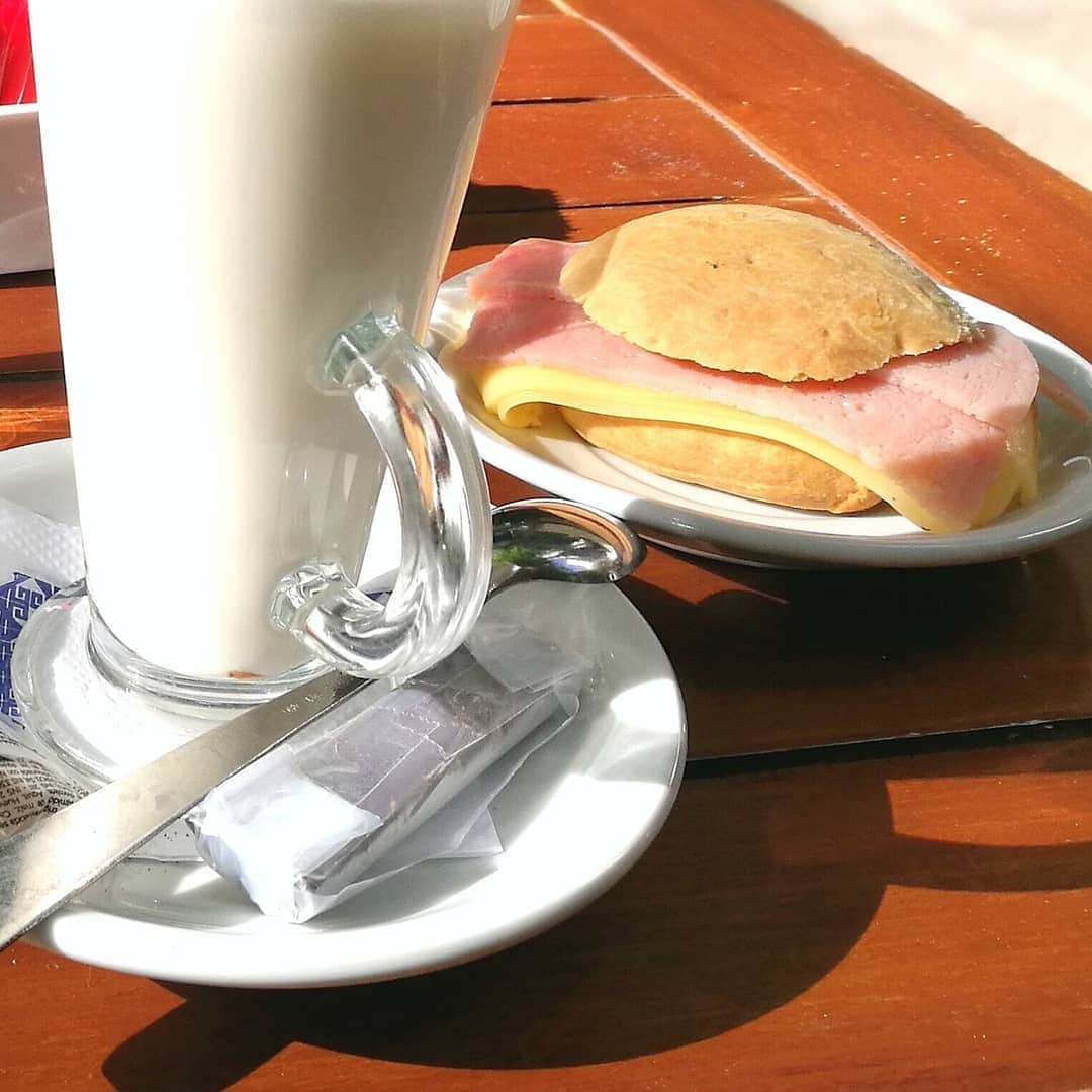 眞仲里奈さんのインスタグラム写真 - (眞仲里奈Instagram)「カフェでの朝ごはんにもサブマリーノ🍫🥛 . 完成されたものが出てくるのではなく、 ホットミルクにチョコレートバー付いてくるので、 自分でチョコを溶かします🥄  あぁ朝のテラスでのカフェが恋しい🤤☕ . 左から レモンのパウンドケーキ(ブディンと言う) エスプレッソダブル サブマリーノ(ホットチョコレート) トルティータとハムとチーズ  #ホットチョコレート #サブマリーノ」3月16日 23時13分 - rina.manaka