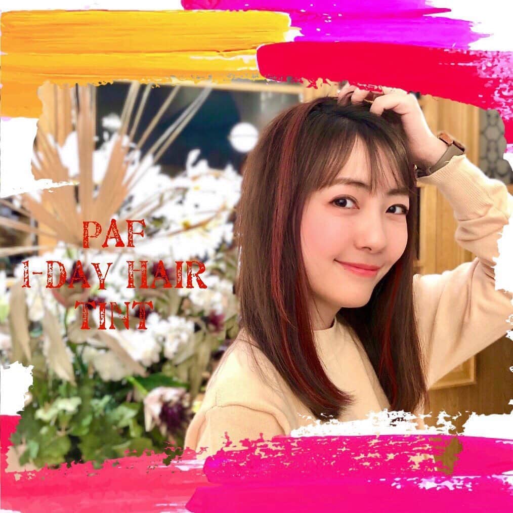 うえむらちかのインスタグラム：「シャンプーで落とせる🌊﻿ １日だけの美発色 #ヘアティント💇‍♀️﻿ ﻿ 「PAF 1-day hair tint」の新色に﻿ 私の大好きなredカラーが登場したので、早速使ってみました👏﻿ ﻿ やり方は﻿ 赤いシートで毛束を挟み﻿ 滑らせるだけ❣﻿ （動画でhow to撮ってみたからswipeしてね☞）﻿ ﻿ ﻿ これは……❗﻿ ﻿ カープ観戦の時に絶対使えるではないかっ‼笑﻿ ﻿ 速乾なので﻿ 家じゃなくても出先でささっと使えるし﻿ シャンプーで簡単に落とせるので﻿ 服と同じファッションの一部として﻿ 自分を毛先までコーディネート💕﻿ ﻿ 汗・水にぬれても、色落ちしにくいウォータープルーフ処方なので﻿ 真夏のスポーツ観戦でも大丈夫🌞﻿ ﻿ ﻿ 今年の開幕は延期になってしまいましたが…﻿ 新型コロナウイルスの感染拡大が無事に終息して、開幕した暁には、カープを盛り上げる為に頭の先から爪先まで真っ赤に盛り上げていきたいと思います✊﻿ ﻿ ﻿ #PAF_AD﻿ #パフチェン﻿ #PAF #パフ﻿ #ワンデーヘアティント ﻿ #ワンポイントカラー #赤メッシュ﻿ #カラーメッシュ #インナーカラー」
