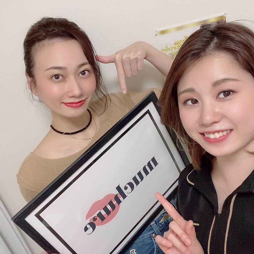 のインスタグラム：「. 暫く行けないと思っていた美容整体を受けることができて、しんどいしんどいと思っていた体が救われた様な気持ちになりました。 . 今、私の体のなんと軽いことか。 普段でない頭痛で眠れないくらいだったのに… . やっぱりちゃんと受けなきゃだめですね🙅‍♀️自分じゃ直せない！ . @muchure.salon . 今まで知らなかったのですが、先日お知り合いの方に紹介して下さいと言われて、お店の方にお聞きしたら… . 実は私を介して来店すると、1回目と2回目が半額の施術になるのだそうです❗️(きっと言われていたのだと思うけど、すっかりスルーしていたのかも。) . この施術、初めての方はきっと痛いです。でも、2枚目参照…(出た…恥ずかしいやつw) . 反っていた腰の位置が治ったことによって張っていた大腿四頭筋もスッキリ。 . 前傾姿勢も自然に元の位置に戻り、肩が開いて首も長〜く。 . そしてなりより…体が軽い、楽😭❤️ . 勝どきの駅前という立地で我が家からはかなり遠いいのですが、助けを求める様な気持ちでいつも通っております。 . もしも、もしも！行きたいと言う方がいらっしゃいましたら、こっそり私にメッセージ頂くか、コメントにどーんと書いて頂けたらと思います🤤 . #muchure さん、いつも本当にありがとうございます😭また伺います。(お姉さんいつも本当に可愛い😍) . そして私はさらに、もつ鍋を食べて身体を温めて免疫上げて行こうかと思います✨3枚目…アップ過ぎかなw . @arizuki_osaka  また伺います❤️ 蟻月さん大好き💕 . . 明日まで寒いみたいですので、皆様気をつけて過ごしてくださいね！ . #勝どき #美容整体 #半額　！！w #もつ鍋 #大好き . . . . . . #元宝塚 #天宮菜生 #花組 #シンガー #リハビリメイクセラピスト」