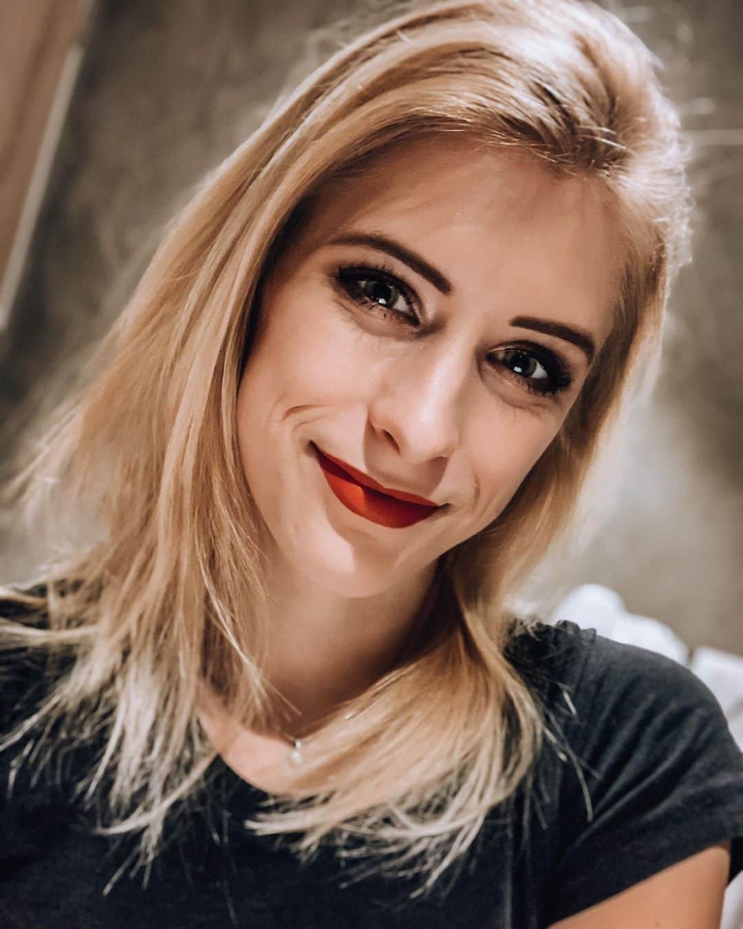 エリスカ・ブレジノワのインスタグラム：「Red lips 💋 and wine 🍷 sips. #makeup」