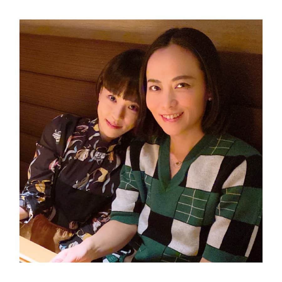 HiRAO INCのインスタグラム：「. ひさしぶりにゆっくりごはん。 去年から、なんか嫌な予感がすると 2月までにいろいろ終わるように準備していたあさみちゃん。 動物の感が研ぎ澄まされてる、、 . 共鳴できる友人達との時間はかけがえがなく、心に栄養を沢山もらえる。  誰と時間を過ごすかは大事。 どんな時間も、楽しい時間にできるよう心掛けてたら、免疫もあがるね。  今日のニットは おろしたての@plan_c_official  グリーとか、ピンクの気分。」