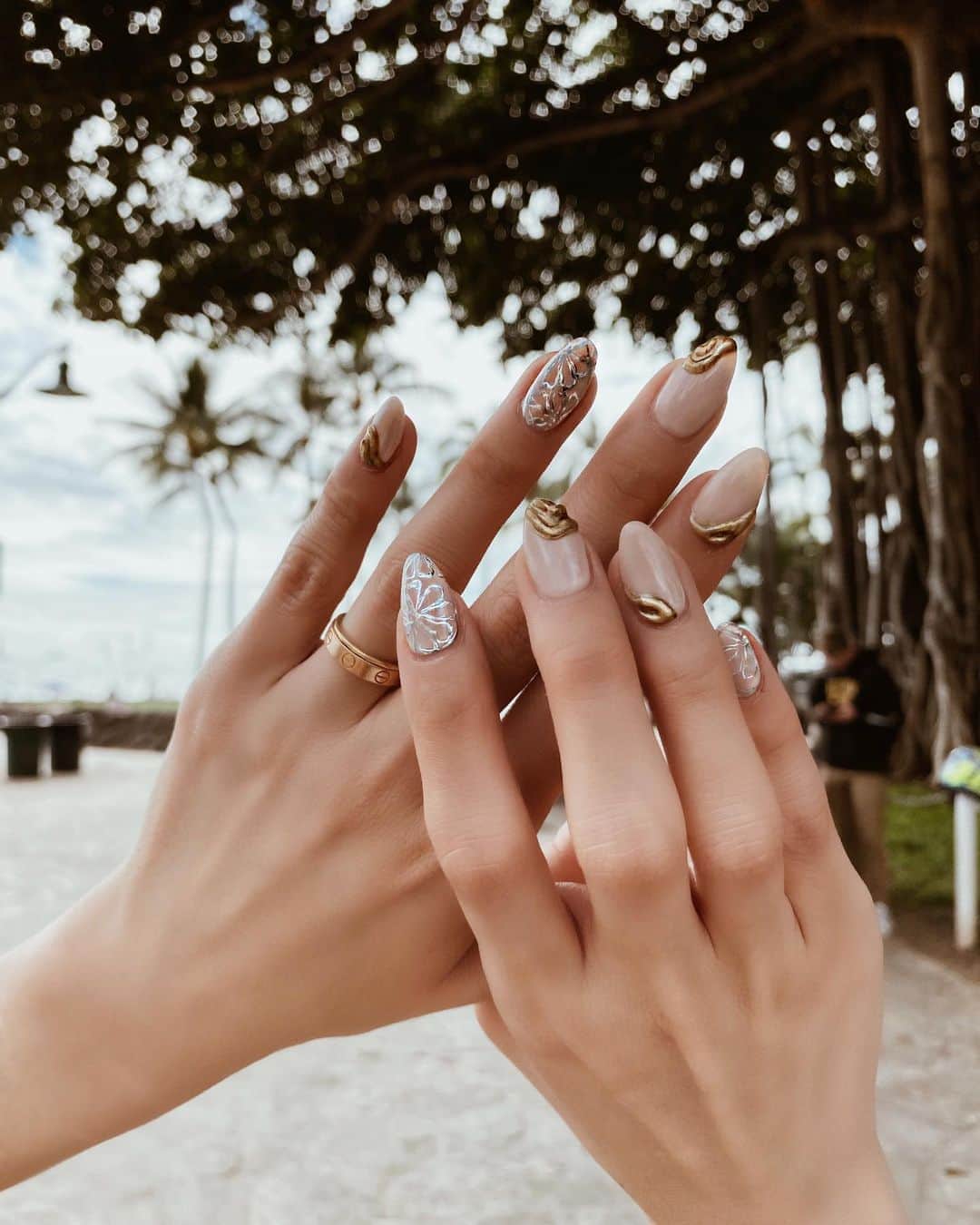 佐藤あずみのインスタグラム：「wedding nail❤︎ . 今回 @lien_liliy ちゃんにお願いしました💅しーちゃんが行ってるサロンだからとっても安心してお願いできて、まさにイメージ通りにしてくれたの💓 ベージュベースにシルバーとホワイトでお花書いてもらって、ゴールドのふにゃんってやつのせてもらった❤️ . とってもとっても可愛くて嬉しい！！ . ありがとうございます🤤👏💓 . #wedding #weddingnails #weddingnail #hawaii #hawaiiwedding #travel #ウェディングネイル #ウエディングネイル #ハワイ #ハワイ旅行 #旅行」