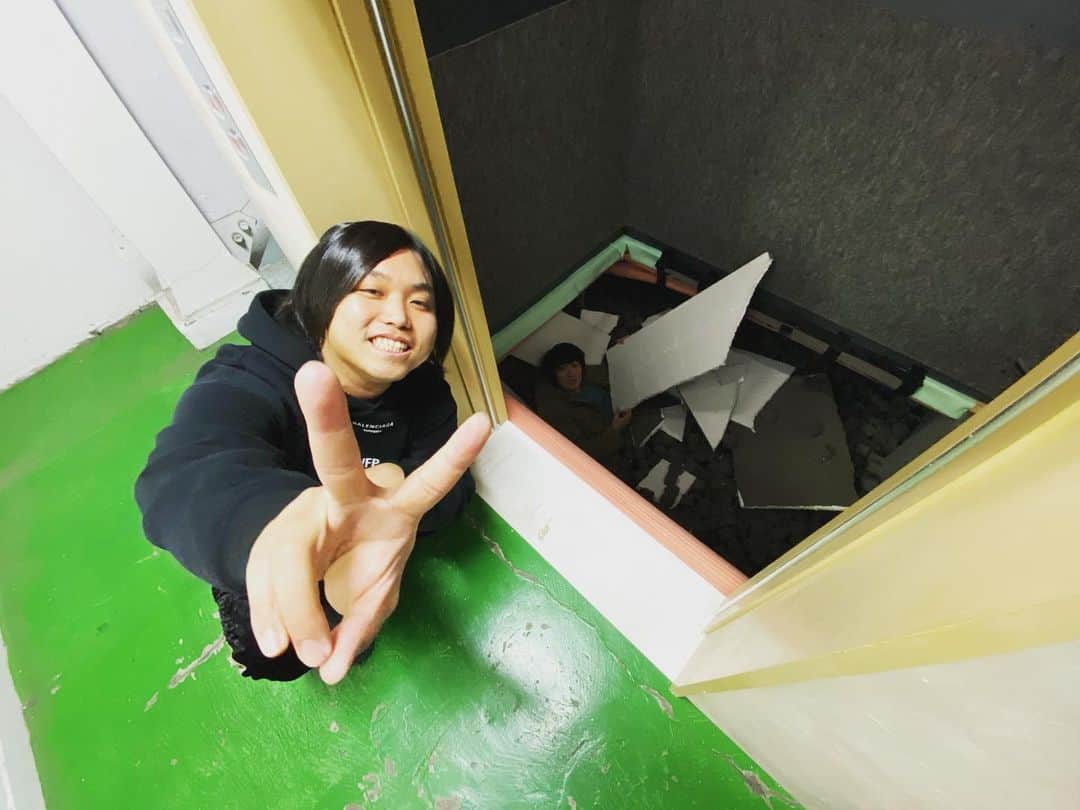 のインスタグラム：「ピースな日でした！  #エレベーターの底が抜けるドッキリ」