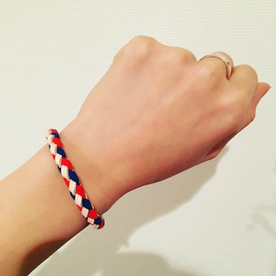 今村沙緒里さんのインスタグラム写真 - (今村沙緒里Instagram)「届きました☺︎ 大漁旗ブレスレット🐟🐟 この間のサイトからお買い物！ 色は選べなかったけどかわいい❤︎ 少しでも何かに繋がりますように。 忘れないように… このブレスも大切にします🔹🔹 ・ I bought this bracelet from Tohoku. charming color🇫🇷 ・ #bracelet #charming #japan #tohoku #hope #東北 #復興 #漁師 #石巻元気商店 #がんばれ」3月16日 23時32分 - saorix13