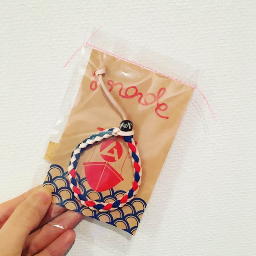 今村沙緒里のインスタグラム：「届きました☺︎ 大漁旗ブレスレット🐟🐟 この間のサイトからお買い物！ 色は選べなかったけどかわいい❤︎ 少しでも何かに繋がりますように。 忘れないように… このブレスも大切にします🔹🔹 ・ I bought this bracelet from Tohoku. charming color🇫🇷 ・ #bracelet #charming #japan #tohoku #hope #東北 #復興 #漁師 #石巻元気商店 #がんばれ」