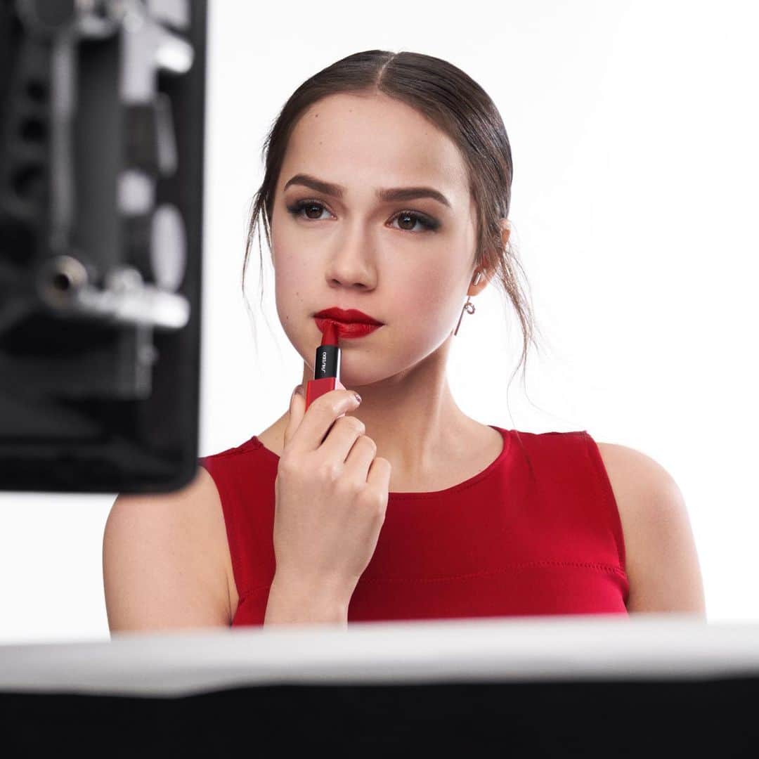 資生堂さんのインスタグラム写真 - (資生堂Instagram)「@azagitova is seeing red. ModernMatte Powder Lipstick in Alina Red wraps lips with creamy, can’t-miss-me color that complements every skin tone. #AliveWithBeauty #ShiseidoxAlina #ShiseidoMakeup  #ShiseidoAmbassador」3月16日 23時50分 - shiseido