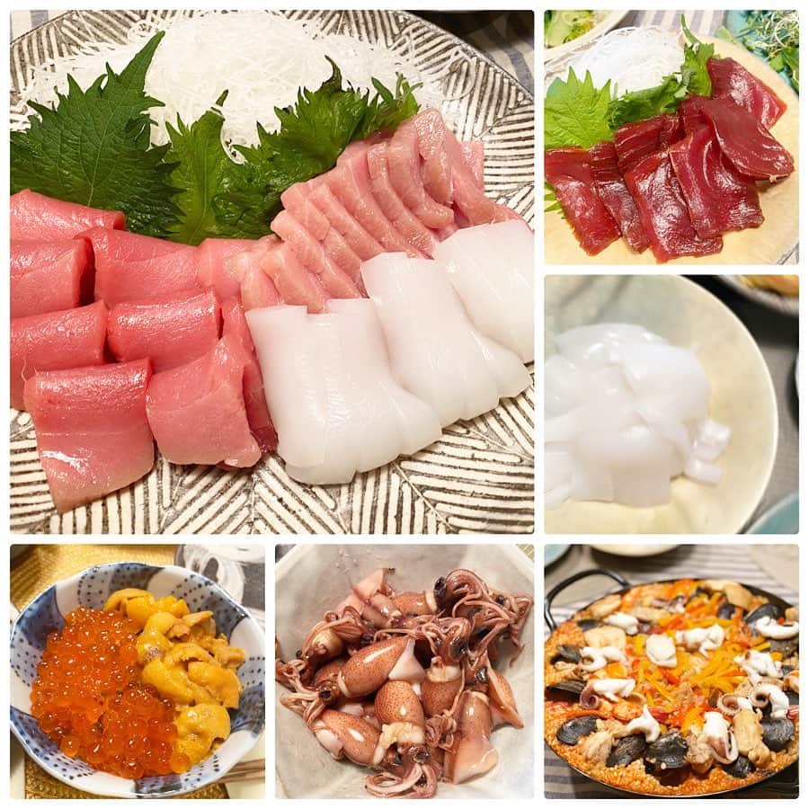 新井麻希さんのインスタグラム写真 - (新井麻希Instagram)「* バラいろダンディでご一緒させて頂いている @miyazakikensuke1031 さんとご友人のとても粋な図らいで、Fishtail Kitchenの美味しい美味しい お肴を送ってくださいました！ * 普段はお寿司屋さんにお魚をおろしたり、ケータリングをしたり、飲食店もやったりしているお店で、お店のご主人の永田さんご本人が届けに来てくださり、その温かいお人柄にすぐにファンになりました🙏 * 千葉の鯛は、カルパッチョとお刺身に。 京都の鮪は、赤身は漬けに。中トロ、大トロは口の中でこれでもかと言うほどの柔らかさと滑らかさと旨みを堪能しました！まだ、、、忘れられない。。夢に出てきそうです。 * そして宝石箱のような（🤣！）雲丹とイクラ！！イクラの粒の大きさとはじける食感！！さらに雲丹のこれまた滑らかな味わい😭🙏 * スミイカはお刺身と、ゲソはパエリア🥘に！ * ホタルイカは酢味噌を作ろうと思っていたら我が家には白味噌がなく、ちょっとそのまま食べてみようとつまみ食いしたら爆うまで、食感も中の味噌？も、臭みが一切無くて本当に美味しかった。 * と言うわけで、高校の同級生達に集まってもらってコロナ撃退しました！ * ウガイテアライ、美味しいものをワンサカ食べて健康に過ごす！これが一番ですね！😊 * #コロナ撃退 #fishtailkitchen #雲丹 #いくら #鯛 #鮪 #すみいか #飲食店の皆様ありがとう」3月16日 23時51分 - makiarai58