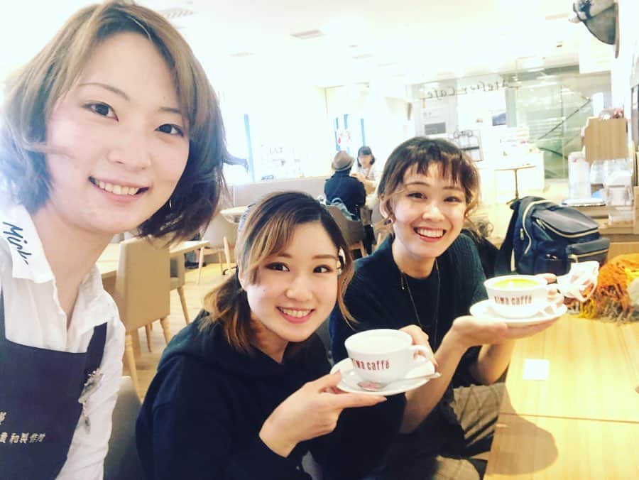 七輝かおるのインスタグラム：「今日は大好きな人たちと沢山会えた😍💕 . 愛ちゃんと共に、みきてぃに会いに行き☺️ . からの#デヴィ夫人 展へ👑 今やバラエティのイメージが強い方だけど、いくつになっても探究心や好奇心を持って新しいことにチャレンジする姿、品性とホスピタリティ溢れる姿勢に 女性として、人間として憧れます✨ 素敵だったなぁ😍 . そして夜は、宝塚受験生時代の友人と☺️💕 懐かしい話で盛り上がり、それぞれの今の話で盛り上がり😂✨ . 仕事でめちゃくちゃ嫌な気持ちになって荒んでいた心が、大好きなみんなのお陰で復活しました🙌🏻 . ちなみに昨日も元花組の大好きな３人と会えて楽しかった😍💕 . 辛い時に救いになるのは、やはり苦楽を共にした仲間達ですね☺️ 本当に救われました🙏 有難う🙏🙏」