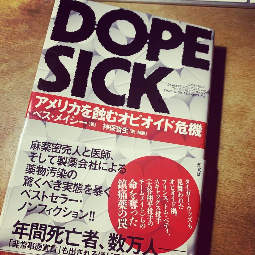 西田善太さんのインスタグラム写真 - (西田善太Instagram)「朝日新聞記者、金成隆一『記者、ラストベルトに住む』で衝撃を受けて間もなく『DOPE SICK アメリカを蝕むオピオイド危機』で愕然さん。コロニャンの騒ぎより前に、薬品会社の「未必の故意」がこんなにも人を死に追いやってるなんて。 #dopesick」3月17日 0時00分 - zentanishida