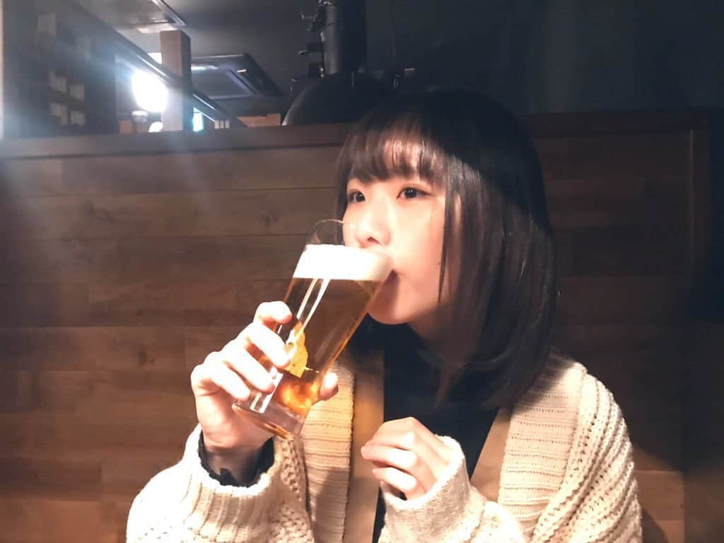 南端まいなさんのインスタグラム写真 - (南端まいなInstagram)「撮影byスタッフさん #焼肉 #ビール #チャンジャ  #最高だね」3月17日 0時05分 - maina_5656