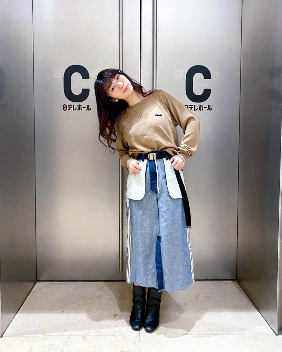ぱいぱいでか美のインスタグラム：「お洒落すぎてスカート裏返しになった ꙳ #tops #milkfed #skirt #candystripper  #belt #WEGO #boots #GU #俺はインスタグラマーになりてぇ ꙳ めちゃ気に入ってるCandyのスカート！ 電車でたまにギョッとした顔で見られるけどw 裏返しみたいなデザインだけじゃなく サイドのラインとかお尻のポケットとかで これが表ですよ！ってなってるところが好きです❤︎笑 MILKFED.のトップスも着回ししやすくて最近よく着てます！ いろんな色あったけど最近ベージュの気分だったからこれにした〜☻ てか写真の色味とかの加工、 インスタの中でやってみようとおもって 明るさとかいじったけど画質落ちるかな？ テストだテスト あとこの前の反省会の楽屋が 珍しい場所だったのでその扉の前で。笑」