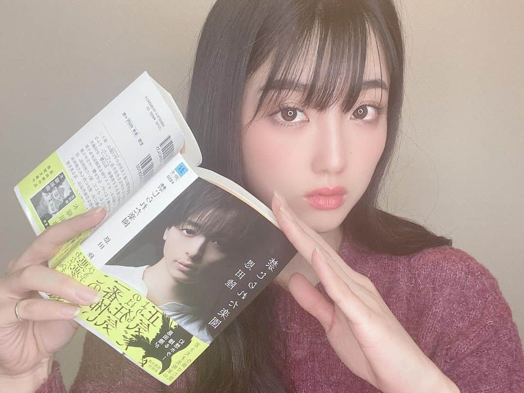 小寺真理さんのインスタグラム写真 - (小寺真理Instagram)「今夜の一冊(#読書記録) 「 #禁じられた楽園 」  #恩田陸　さんの作品で　 数年前に読んでいましたが、 この3月に新装版が出たということで再読。  この物語の世界観がとても好きで あ〜 読み終えたくない。と思ったなぁと。 懐かしく思いながら  また読み終えたくないなぁと思いながら読む夜です。 ---------------- 最近、本を載せていたら 本より顔がみたいです。 読んでる本がもっと知りたいです。 と意見を頂きまして…  どうしよう…？ 本だけのアカウント作ろうかな？と悩んでたのですが… 悩んだ末、 本持って写真撮ればいいやん！  はい、解決！ (…果たして、そうなのか？」3月17日 0時23分 - koteramaricorin