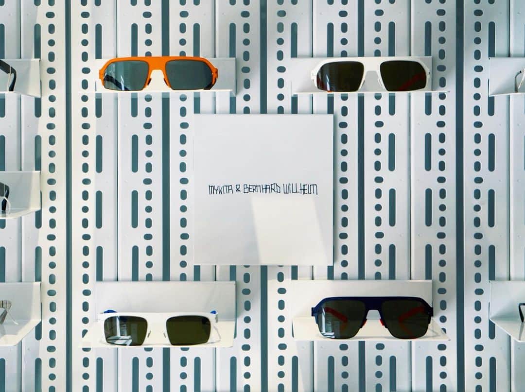 のインスタグラム：「SUPER LOST NEW – MYKITA & BERNHARD WILLHELMシリーズの新作モデルは、2000年代初頭のヴェニスビーチスタイルを再解釈した大胆なサングラスコンセプトで、彫刻的なシルエットにエアブラシで施されたグラデーションカラーをあしらっています。 SUPER LOST NEW – Presenting a bold sunglasses concept from MYKITA & BERNHARD WILLHELM with sculptural silhouettes and airbrush gradients for an early 2000s Venice Beach vibe. Online and in stores now. ___  #MYKITA #mykitabernhardwillhelm #linkinbio」