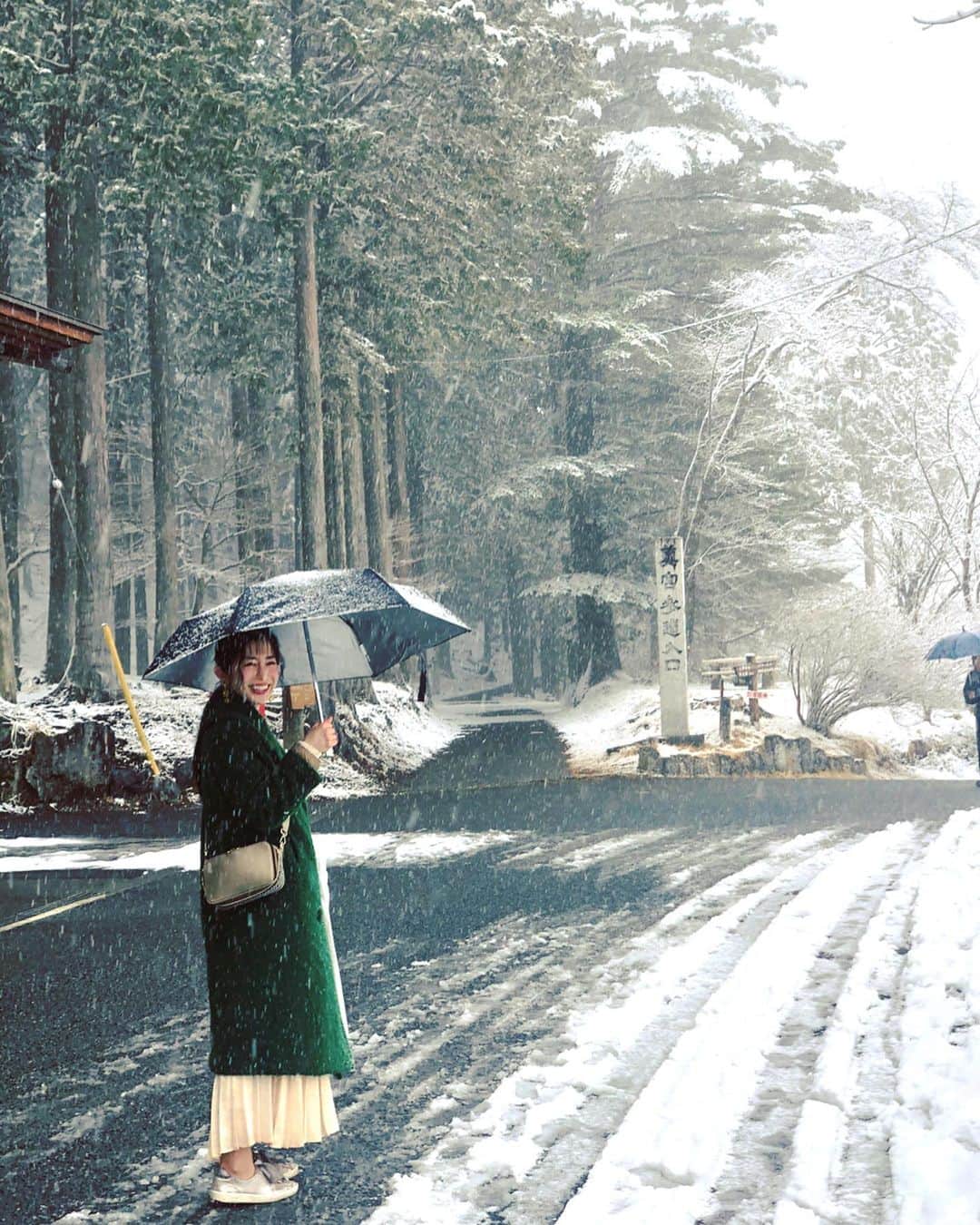 名越涼子さんのインスタグラム写真 - (名越涼子Instagram)「関東屈指のパワースポット 三峰神社⛩へ  一時期、神社巡りにはまって 全国各地の神社を旅していたけど  その中でもここは年に一回必ず参拝に行く特別な場所かも。  思わぬ大雪に見舞われたけど キンッと音がしそうなくらい冷え切った境内は いつも以上に霊験あらたかな雰囲気。  参拝後は本殿近くの喫茶店で お抹茶羊羹セットでホッとひと息。 この羊羹、ここに来るとなんだか食べたくなるのだよね。  お水が美味しい地域では絶対にはずせない蕎麦は 秩父駅近くのお店『えん』で。 やっぱりタレはくるみだねぇ。  秩父名物って書いてあった味噌じゃがは 想定外の見た目と美味しさで幸せ倍増。  お土産は断トツでちちぶ餅。  道中笑いっぱなしの みこっちゃんとの神社旅。 @miko_love_the_sea （少女漫画ごっこに付き合ってくれる懐の深さ最高🙏✨） 久しぶりの息抜きでスーパーデトックス。 (ˊo̶̶̷̤ .̫ o̴̶̷̤ˋ)  一一一一一一一一一一一 #神社巡り#神社旅#旅 #三峰神社#⛩#秩父 #秩父グルメ#chichibu #埼玉#saitama#shrine  #女旅#神社ガール #そば#蕎麦#蕎麦好き #ゲラゲラ#笑いっぱなし #珍道中#秩父おすすめスポット」3月17日 0時38分 - nagoshi_ryo