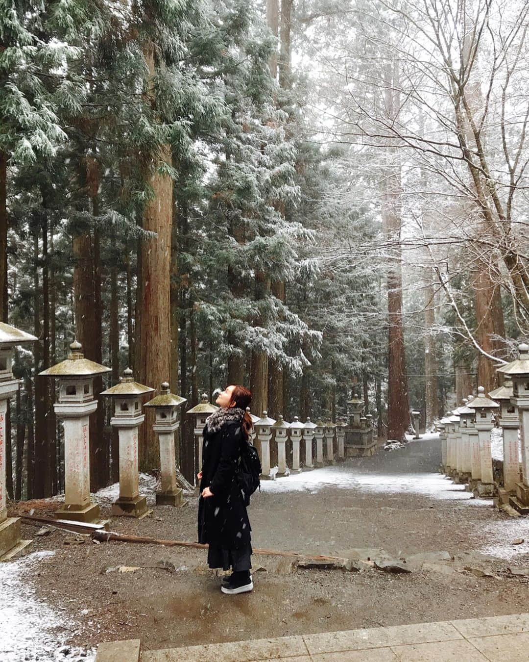 名越涼子さんのインスタグラム写真 - (名越涼子Instagram)「関東屈指のパワースポット 三峰神社⛩へ  一時期、神社巡りにはまって 全国各地の神社を旅していたけど  その中でもここは年に一回必ず参拝に行く特別な場所かも。  思わぬ大雪に見舞われたけど キンッと音がしそうなくらい冷え切った境内は いつも以上に霊験あらたかな雰囲気。  参拝後は本殿近くの喫茶店で お抹茶羊羹セットでホッとひと息。 この羊羹、ここに来るとなんだか食べたくなるのだよね。  お水が美味しい地域では絶対にはずせない蕎麦は 秩父駅近くのお店『えん』で。 やっぱりタレはくるみだねぇ。  秩父名物って書いてあった味噌じゃがは 想定外の見た目と美味しさで幸せ倍増。  お土産は断トツでちちぶ餅。  道中笑いっぱなしの みこっちゃんとの神社旅。 @miko_love_the_sea （少女漫画ごっこに付き合ってくれる懐の深さ最高🙏✨） 久しぶりの息抜きでスーパーデトックス。 (ˊo̶̶̷̤ .̫ o̴̶̷̤ˋ)  一一一一一一一一一一一 #神社巡り#神社旅#旅 #三峰神社#⛩#秩父 #秩父グルメ#chichibu #埼玉#saitama#shrine  #女旅#神社ガール #そば#蕎麦#蕎麦好き #ゲラゲラ#笑いっぱなし #珍道中#秩父おすすめスポット」3月17日 0時38分 - nagoshi_ryo