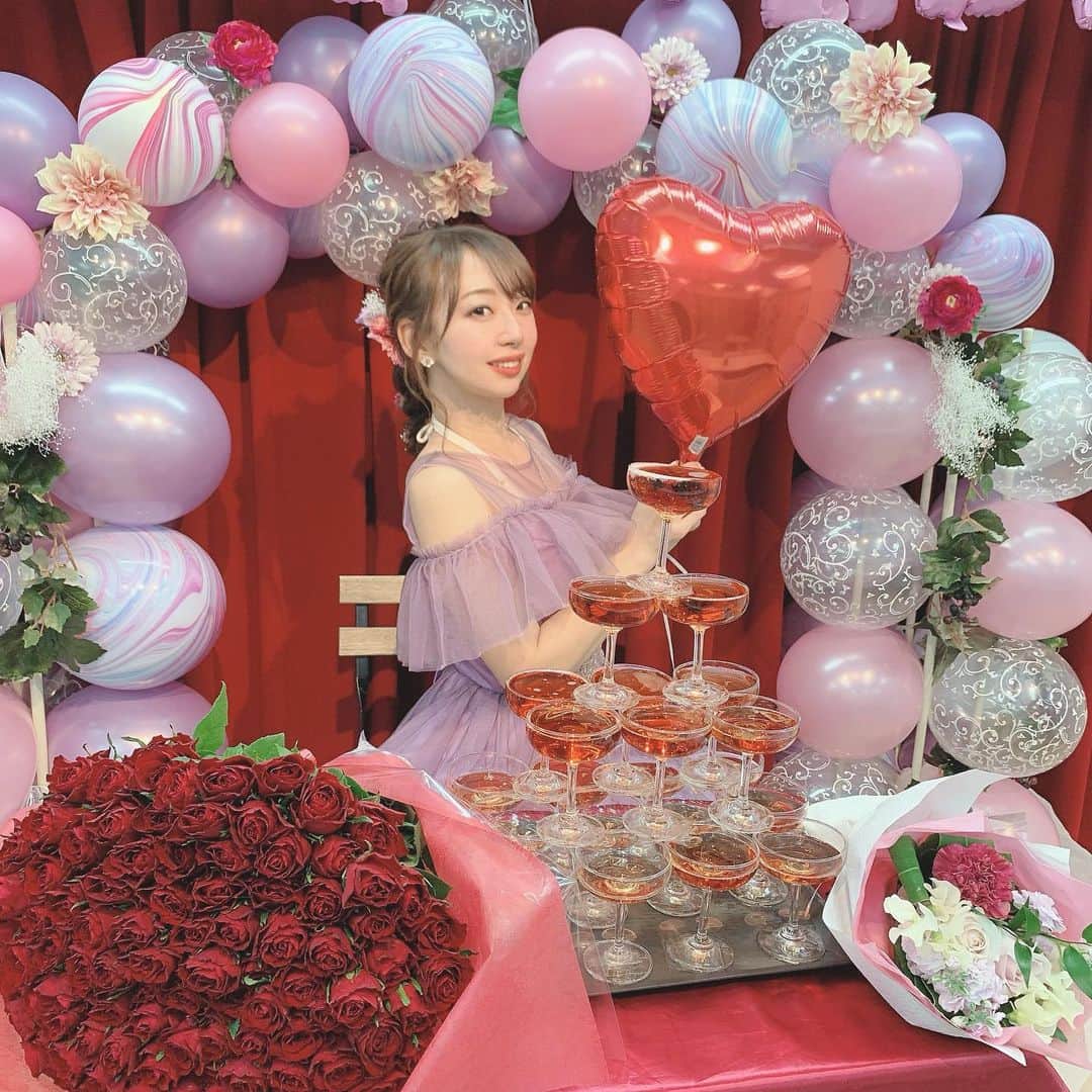内田夕己のインスタグラム：「今年も #グラドル文化祭 で 生誕祭させていただきました*° そして3/13に28歳になりました！ . そんな今年はバルーンと花雑貨を自分で制作致しました！！ ラプンツェルをイメージして制作したよ🌸*° . 髪型は中学の頃のお友達にアレンジしてもらったよ！(@melanin73 ) . ネイルはこれシールなの！韓国サイトで購入した98円のやつ😂水に弱いから1日しか使えないけど..写真は2日目の様子。 ちかちゃんに誕生日プレゼントでもらったPaul & JOEの化粧ミストを握ってみた♡ . そしてずっと夢だったバラの花束100本頂いたり..その他沢山の応援のプレゼントにバルーンの支援にシャンパンに..頂きました😢💓 . 生誕祭は、改めて沢山の愛を感じることが出来た1日でした。いつも会いに来て応援してくれている貴方..本当にありがとうございます♡ . #ラプンツェル #ラプンツェルヘア  #ラプンツェルウェディング  #ラプンツェルドレス #ラプンツェルネイル #ラプンツェルバルーン  #バルーン #バルーンアート #バルーン装飾 #バラの花束 #ヘアアレンジ #花飾りアレンジ #あみこみアレンジ」