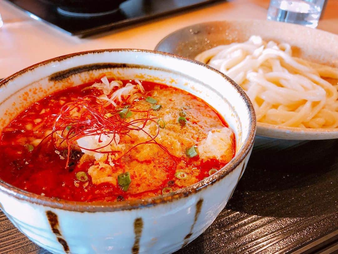 のインスタグラム：「ロケ終わりに テレ玉スタッフの皆さんと #武蔵野うどん 🤤🥢 *  コシがある太めの麺も 見た目ほど辛くない 旨味たっぷりのつけ汁も GOODでした👍🏻✨ * * #埼玉 #テレ玉 #テレビ埼玉 #bach #バッハプラザ #バッハ賞 #平原康多 #競輪部門 #keirin #seibu #lunch #instagourmet #麺スタグラム #🍜」