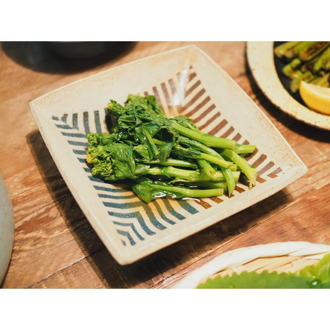 高山都さんのインスタグラム写真 - (高山都Instagram)「月曜日から居酒屋みやちゃん🏮  仲良しの女友達とワイワイ集まり喋りました。  ごはんはワタシが担当。  春キャベツのおひたし イワシのハーブグリル　 車麩の唐揚げ 塩豚ポッサム 鶏手羽の魚醤バター煮　 アスパラの魚醤レモンソテー 切り干し大根とツナと海苔のサラダ 菜の花の昆布〆 タイのお刺身と香り野菜のサラダ 菊芋とセロリの塩炒め  女子会だったから、ヘルシーに野菜多めかつ、満足感のあるメニューを意識。 添加物は、ほぼ入ってないから安心安全に食べてもらえるかと。  準備してる時間も楽しかったなー。 昨日から少しずつ仕込んでたから、今日仕事から帰ってきて取りかかっても苦じゃなかった。  そして、ぺろっと完食！うれしい。  準備中にインスタライブしたんだけど、たくさんの方にみてもらえたようで、ありがたいです。  #みやれゴハン　#おうちごはん　#家呑み」3月17日 0時57分 - miyare38