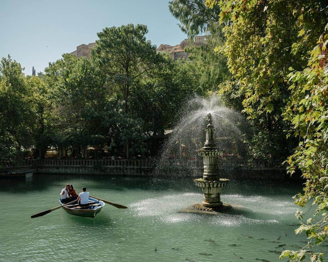 National Geographic Travelさんのインスタグラム写真 - (National Geographic TravelInstagram)「Photo by Matthieu Paley @paleyphoto // Sponsored by @GoTurkey // A couple enjoys a romantic boat ride on the Pool of Abraham in Sanliurfa, Turkey. The carp fish here are sacred and abundant.  All along the pool are cafés where visitors can find Turkish food and chai. // Discover what makes Turkey so special. Follow #goturkey」3月17日 1時03分 - natgeotravel