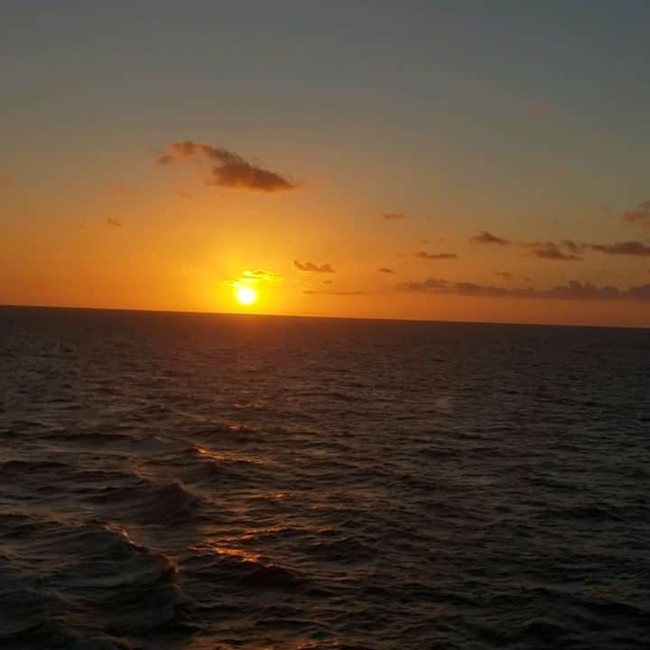ウェスリー・キリングのインスタグラム：「Finishing my last cruise with guests for 30 days with a beautiful view from my oceanview room 😎 . . . #wortheverypenny #royalcaribbean #vacationvibes #sunset #oceanview」