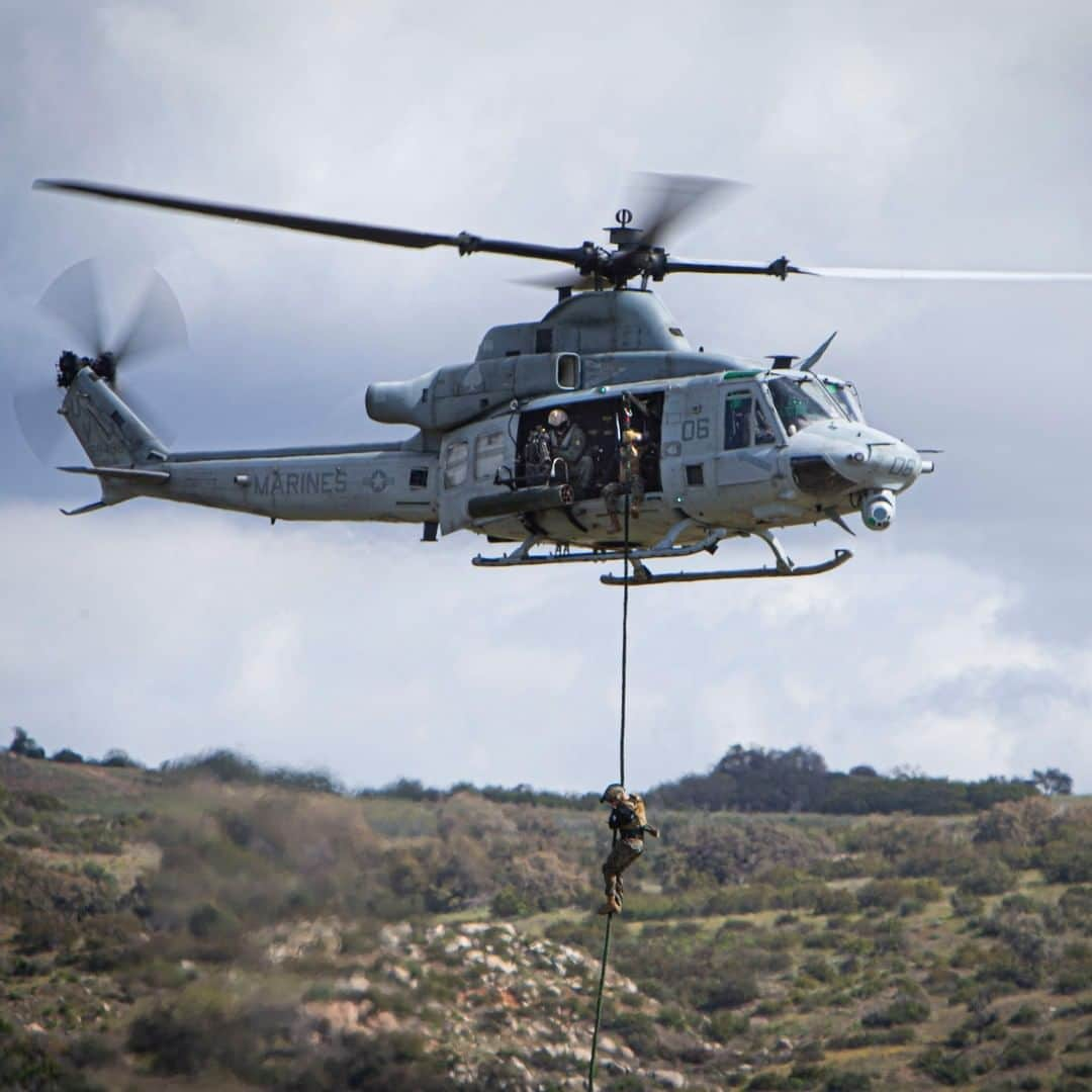 アメリカ海兵隊さんのインスタグラム写真 - (アメリカ海兵隊Instagram)「Dropping Important Cargo  Marines fast rope out of a UH-1Y Venom helicopter with Marine Aircraft Group 39, @3rdmaw, as part of an aerial gunnery demonstration at @mcb_camp_pendleton. (U.S. Marine Corps photo by Cpl. Dylan Chagnon) #USMC #Military #Marines #Huey」3月17日 1時00分 - marines