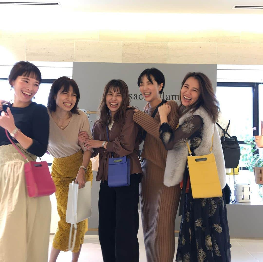 増山敬子さんのインスタグラム写真 - (増山敬子Instagram)「smile☺︎☺︎ * いつの写真かっ！ って年末に行われた @le_rond.elims  の展示会の時の写真📷 やりたい事を現実にしていく力のある女性。 初めっからそんなchanceがあるんじゃなくて、一歩一歩積み重ねていくからチャンスとパワーが味方になってくれるんじゃないかなっ！ バックとっても可愛かったよ！ みんなが持ってるのが新作よ🌹 checkしてみてね🕊 #mamacoordinate #ワンピース　@stylings_official  #バック　@le_rond.elims  #ファーベスト　@choyo_lemonplet_japan  #ママコーデ#働くママ#ママ会#ママ友」3月17日 1時28分 - keikomasuyama