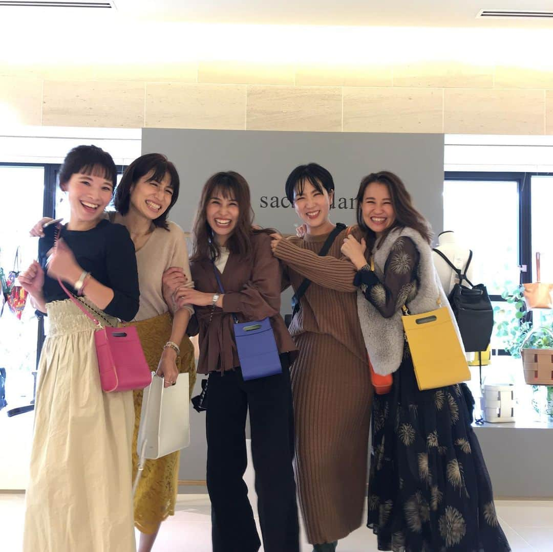 増山敬子さんのインスタグラム写真 - (増山敬子Instagram)「smile☺︎☺︎ * いつの写真かっ！ って年末に行われた @le_rond.elims  の展示会の時の写真📷 やりたい事を現実にしていく力のある女性。 初めっからそんなchanceがあるんじゃなくて、一歩一歩積み重ねていくからチャンスとパワーが味方になってくれるんじゃないかなっ！ バックとっても可愛かったよ！ みんなが持ってるのが新作よ🌹 checkしてみてね🕊 #mamacoordinate #ワンピース　@stylings_official  #バック　@le_rond.elims  #ファーベスト　@choyo_lemonplet_japan  #ママコーデ#働くママ#ママ会#ママ友」3月17日 1時28分 - keikomasuyama