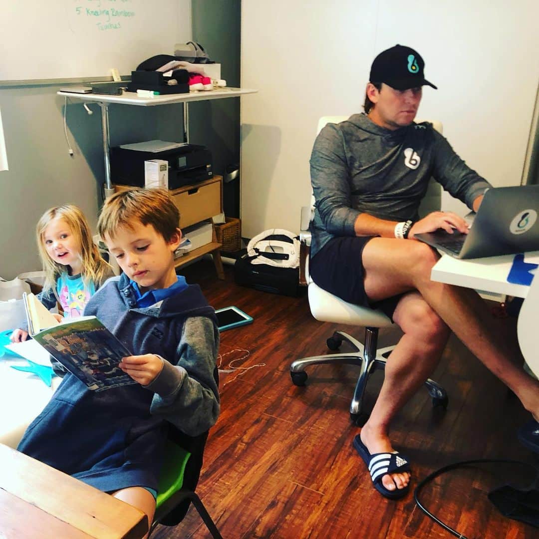 トニー・アゼベドのインスタグラム：「Now we all work from home!」