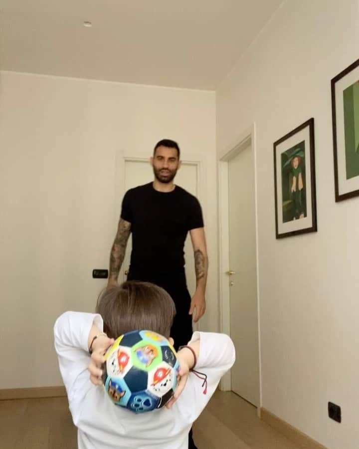 ダヴィデ・ブリーヴィオのインスタグラム：「Ho accettato la sfida di @chefaticalavitadabomber per aiutare insieme gli Ospedali italiani. Andate nel profilo di @chefaticalavitadabomber, cliccate il link che c'è nella loro BIO e fate la vostra donazione. Ringrazio @jacopo.segre per la nomination Io nomino @contiandrea12 @danilodambrosioreal e @lollodesi  I migliori video verranno ricondivisi tra le stories di @chefaticalavitadabomber - #chefaticapalleggiare #chefaticalavitadabomber #iorestoacasa」