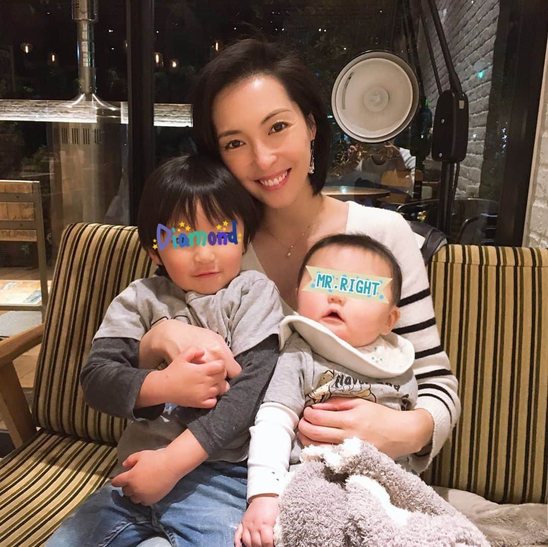 蒲生麻由のインスタグラム：「38歳になりました🤗﻿ 今年は新型コロナウィルスの影響もあり、 それどころではない誕生日でしたが、﻿ 家族揃ってお祝いしてもらいました❣️﻿ ﻿ 昨年は次男が生まれ、﻿ 今年は4月から長男が幼稚園生となり、﻿ また新しい生活がスタートします。﻿ 私も、少しずつ新しい事にもチャレンジ﻿ していきたいなと思っています😊﻿ これからもどうぞよろしくお願いします💕﻿ ﻿ #mybirthday #誕生日 #familytime﻿ #家族揃ってお祝い #幸せな時間 #mysun #happybirthdaytome #両手に花 #両手に怪獣」