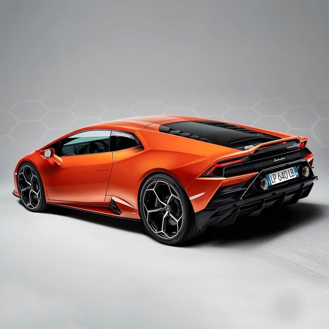 のインスタグラム：「Huracán EVO: a Super Sports Car that instills emotions in you and amplifies the feeling of comfort in its driver. But today, not moving is the only performance that matters.  #Lamborghini #HuracanEVO #EveryDayAmplified #IoRestoAcasa #StayHome #KeepItParked」