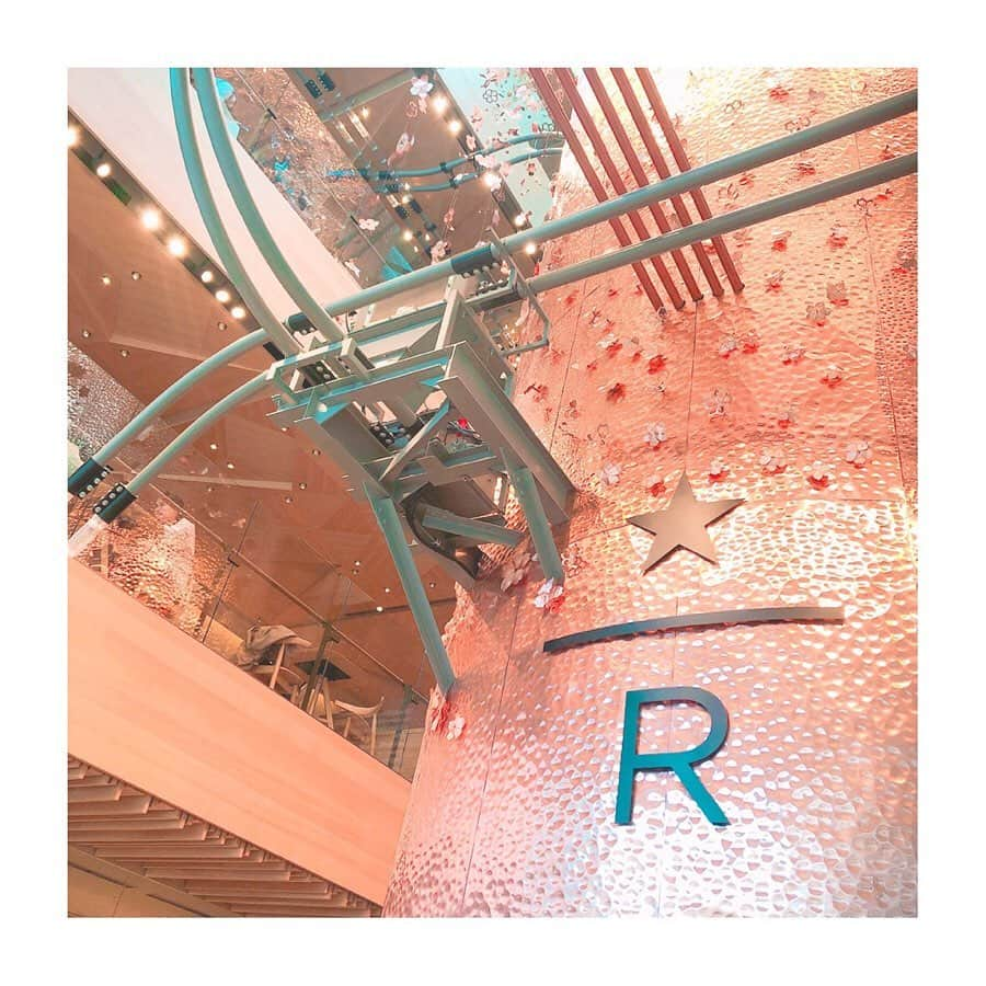 相田瑠菜さんのインスタグラム写真 - (相田瑠菜Instagram)「いつもは長蛇の列の﻿ STARBUCKS RESERVE® ﻿ ROASTERY TOKYO☕﻿ 行けました❤✨﻿ ﻿ え、んま。﻿ バタースコッチラテ﻿ え。んま。﻿ スタバ大好きだけど...﻿ 格別だった✨笑﻿ 高級なだけある！！！！﻿ ﻿ 🍕🌭達はめちゃくちゃボリューミーで﻿ すぐお腹いっぱいになったよ✨﻿ ﻿ 空間から全てが癒されました♡﻿ ﻿ #スターバックスリザーブロースタリー  #スターバックスリザーブロースタリー東京 #スターバックスリザーブ #バタースコッチラテ #中目黒 #中目黒カフェ #中目黒スタバ #中目黒カフェ巡り #cafestagram #starbucks #starbuckscoffee #starbucksjapan #nakameguro #coffeetime #coffeelover #ランチ巡り #lanch #ランチ #スタバ好きな人と繋がりたい #スタバ中毒 #スタバ部 #スタバ大好き」3月17日 2時13分 - _aina_official