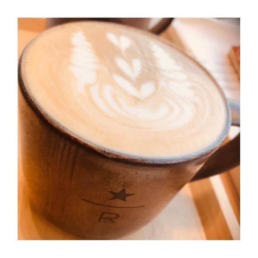 相田瑠菜さんのインスタグラム写真 - (相田瑠菜Instagram)「いつもは長蛇の列の﻿ STARBUCKS RESERVE® ﻿ ROASTERY TOKYO☕﻿ 行けました❤✨﻿ ﻿ え、んま。﻿ バタースコッチラテ﻿ え。んま。﻿ スタバ大好きだけど...﻿ 格別だった✨笑﻿ 高級なだけある！！！！﻿ ﻿ 🍕🌭達はめちゃくちゃボリューミーで﻿ すぐお腹いっぱいになったよ✨﻿ ﻿ 空間から全てが癒されました♡﻿ ﻿ #スターバックスリザーブロースタリー  #スターバックスリザーブロースタリー東京 #スターバックスリザーブ #バタースコッチラテ #中目黒 #中目黒カフェ #中目黒スタバ #中目黒カフェ巡り #cafestagram #starbucks #starbuckscoffee #starbucksjapan #nakameguro #coffeetime #coffeelover #ランチ巡り #lanch #ランチ #スタバ好きな人と繋がりたい #スタバ中毒 #スタバ部 #スタバ大好き」3月17日 2時13分 - _aina_official