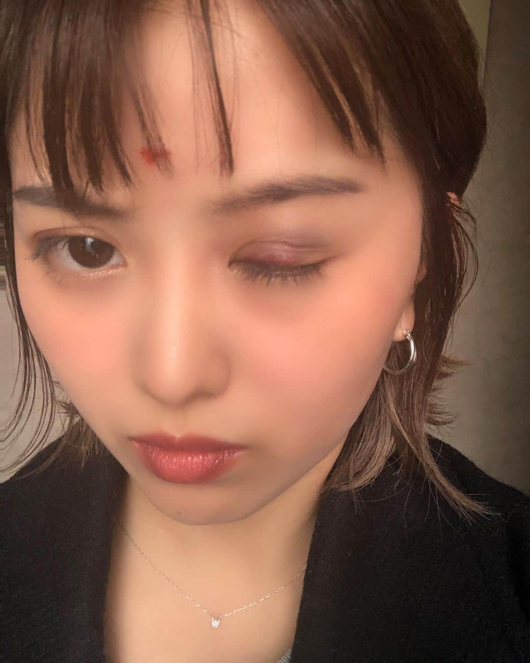 山崎桃子さんのインスタグラム写真 - (山崎桃子Instagram)「凄く大変な事になってしまったので こっちに改めて詳細に書かせて貰います。3月15日の朝8時過ぎに仕事の為 外出してコンビニに停車して ナビを操作していたところ コンビニ前に居た酔っ払いの 50代の男が突然私の車に近づくなり 助手席側の窓ガラスをバンバン 平手で叩き「おはよう」 「おはようだろ？」 「おはようって言ってんだろ」と 外から大声で絡んできました。 先ず見知らぬ酔っ払いに突然 窓ガラスをバンバン叩かれて もちろん私の怒りは頂点ですから 私がとてつもない剣幕で居たのは 確かですが仕事の為急いでいて 相手にしてられるかと無視して コンビニへ。入口付近の レジで支払い中にもずっと 自動ドアが開いてる位置から 私に向かって酔っ払いの男が 「お前の車の後ろに車が止まってて 突っ込んだら大変だよな？」など 意味不明な事を大声で喋り続け 絡まれ続けたが苛々は抑えて もの凄い剣幕で男の横を通り過ぎ 車に乗り込もうとしたところで 「ふざけるな」などと言って 突然助手席側の車体を 蹴飛ばされました。 それはもう絶対に許されない 行為なので男の横で警察に電話して 事情を説明していると男が 「なんともねーだろ」 「関係ねんだよ」などと言って 歩き出したので 『人の車を蹴飛ばしてタダで済むと思うなよ』と腕を掴みました。 腕を掴んだ事で男が怒り出して 持っていたビール瓶を 掲げるようにして振り回したので 両手でそれを抑えてました。 ここら辺がごちゃごちゃして はっきり覚えて居ませんが この攻防の中で眼を怪我して 髪の毛を引っ張られたりしました。 確かにその中で私が男にやり返す事は 出来たかも知れないけど 弱くても女でも格闘技してる 人間としてのプライド 少しでも自分が不利な立場になるのは 許せなかったので手を出しませんでした 突然の出来事で、あり得ない事が 起きてる状況で相手も怪我させず 自分も怪我しないようになんて 判断力が自分には無かった。 既に怪我してしまって自分を 守れていないからダメだけど その瞬間の自分の全力の判断だった。 これ以上暴れるようなら どう制圧しようか考えてました そこで警察到着と同時ぐらいに 通りがかりの男性が間に入ってくれた 動画を撮っていた男性はこの間の動画を 撮影していたみたいで暴行の瞬間は 見ていなかったようでした。 警察到着して逮捕になりました。 ツイッターの文字数の限られた中で 情報不足のまま事件が大きくなってしまったので覚えてる限り詳細に書きました。怪我は昨日検査して網膜裂孔 網膜に二箇所穴が空いてたので レーザー治療で手術して2週間安静になりました。事件が大きくなり色々な意見がある中で心配の連絡や励ましの言葉など全て受け止めて読ませて貰ってます。本当にありがとう。」3月17日 2時18分 - momochan0910